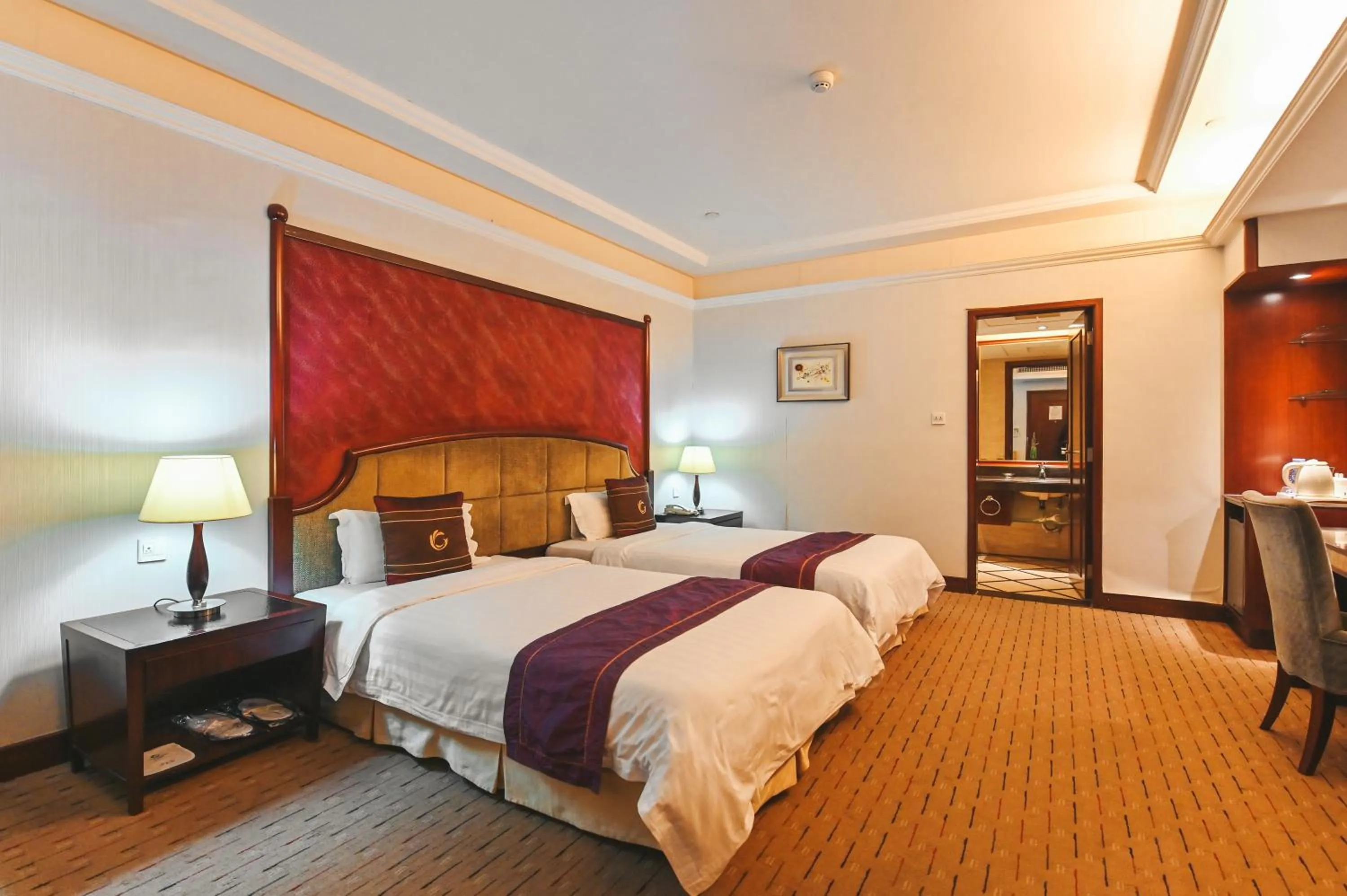 Bed in Royal Plaza Hotel