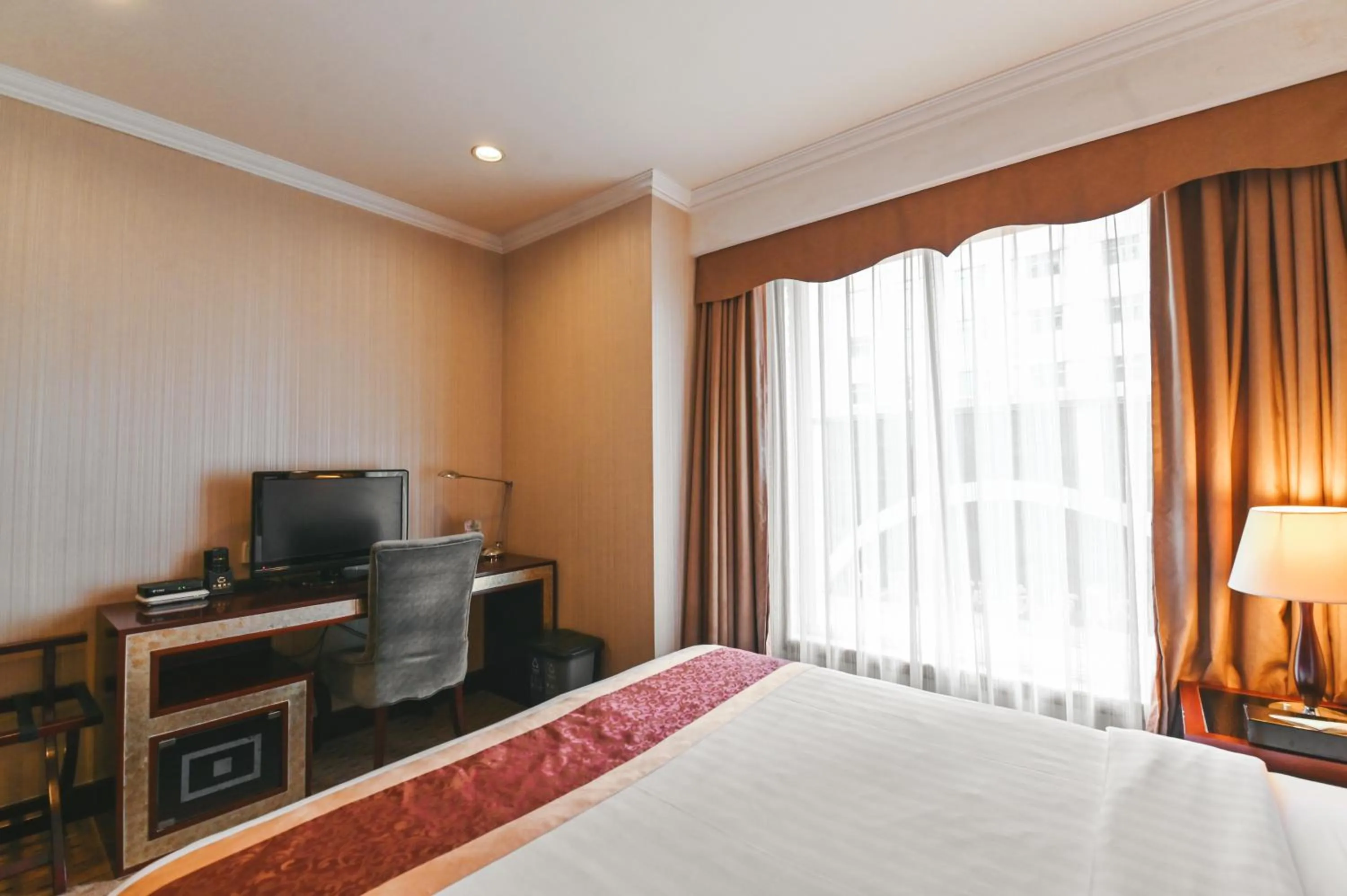 Bed in Royal Plaza Hotel