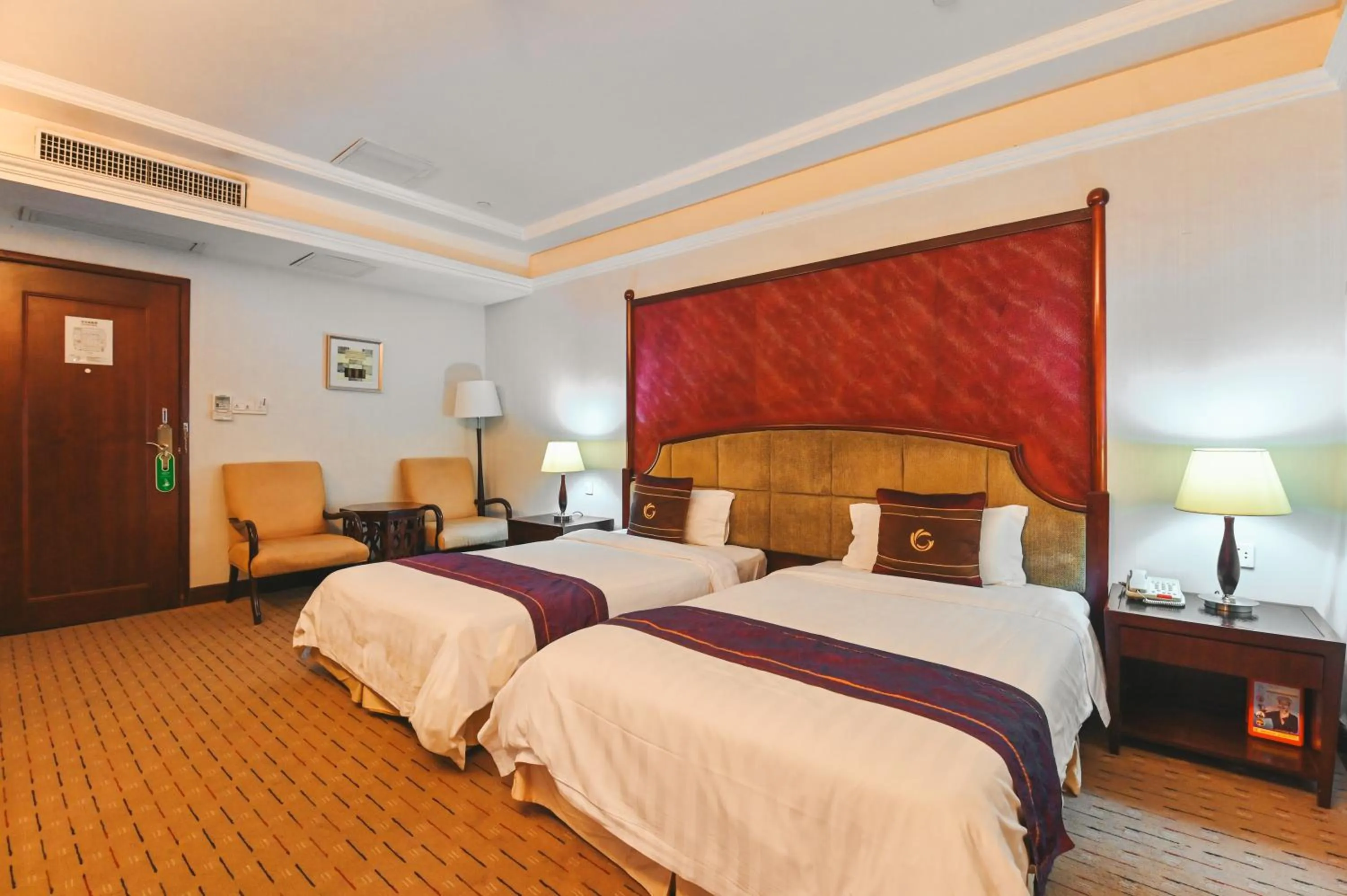 Bed in Royal Plaza Hotel