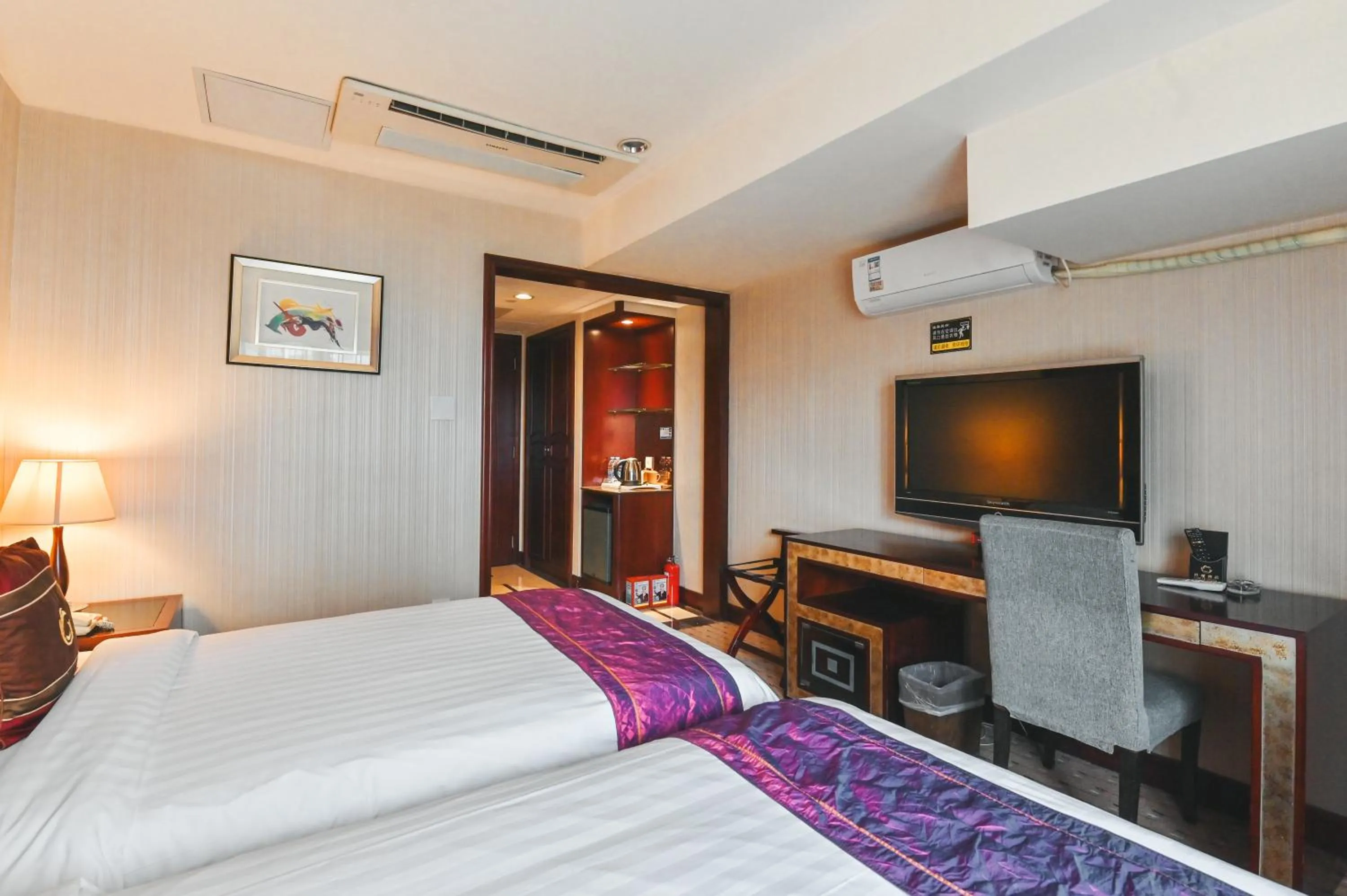 Bed in Royal Plaza Hotel