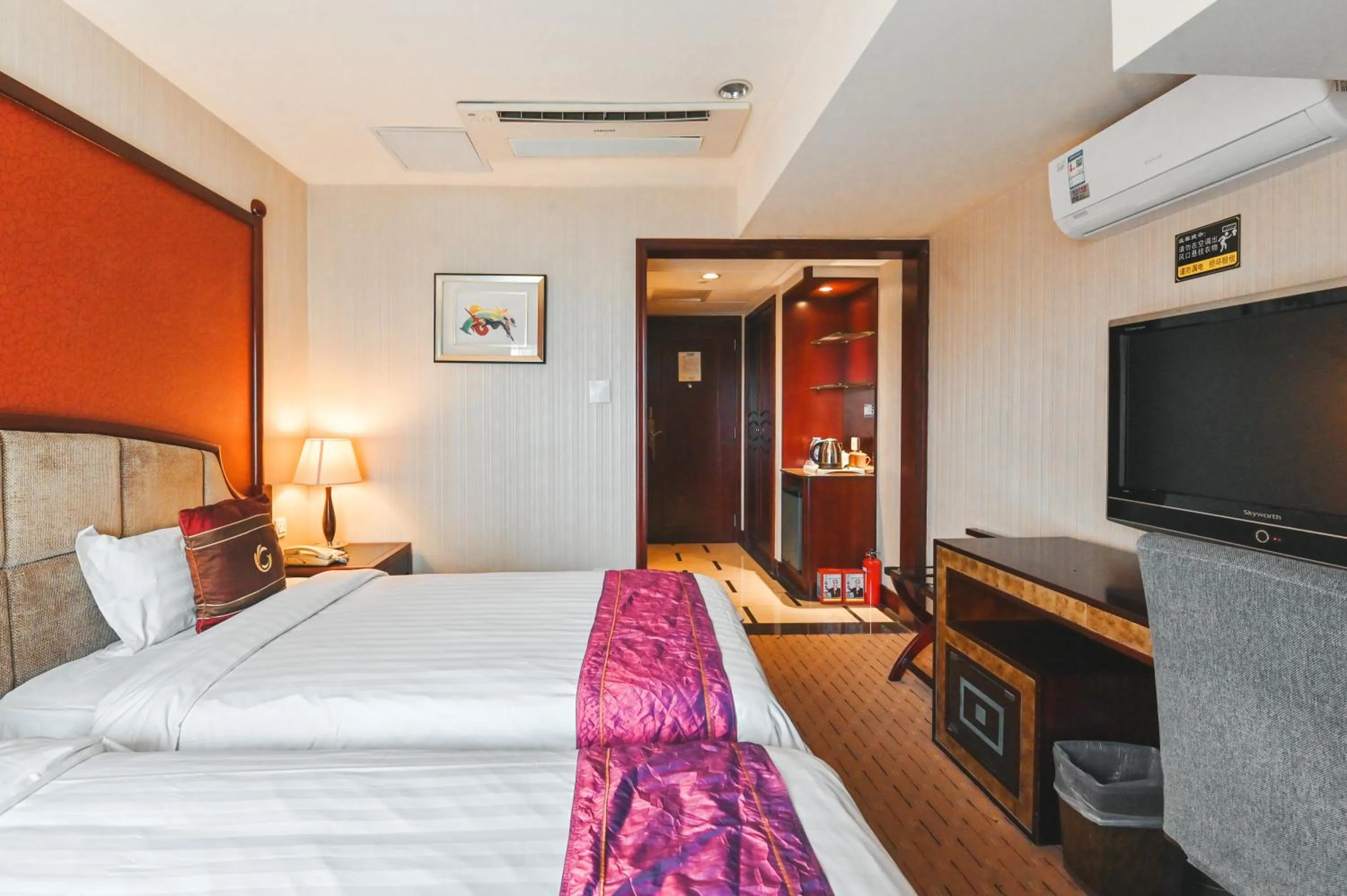 Bed in Royal Plaza Hotel