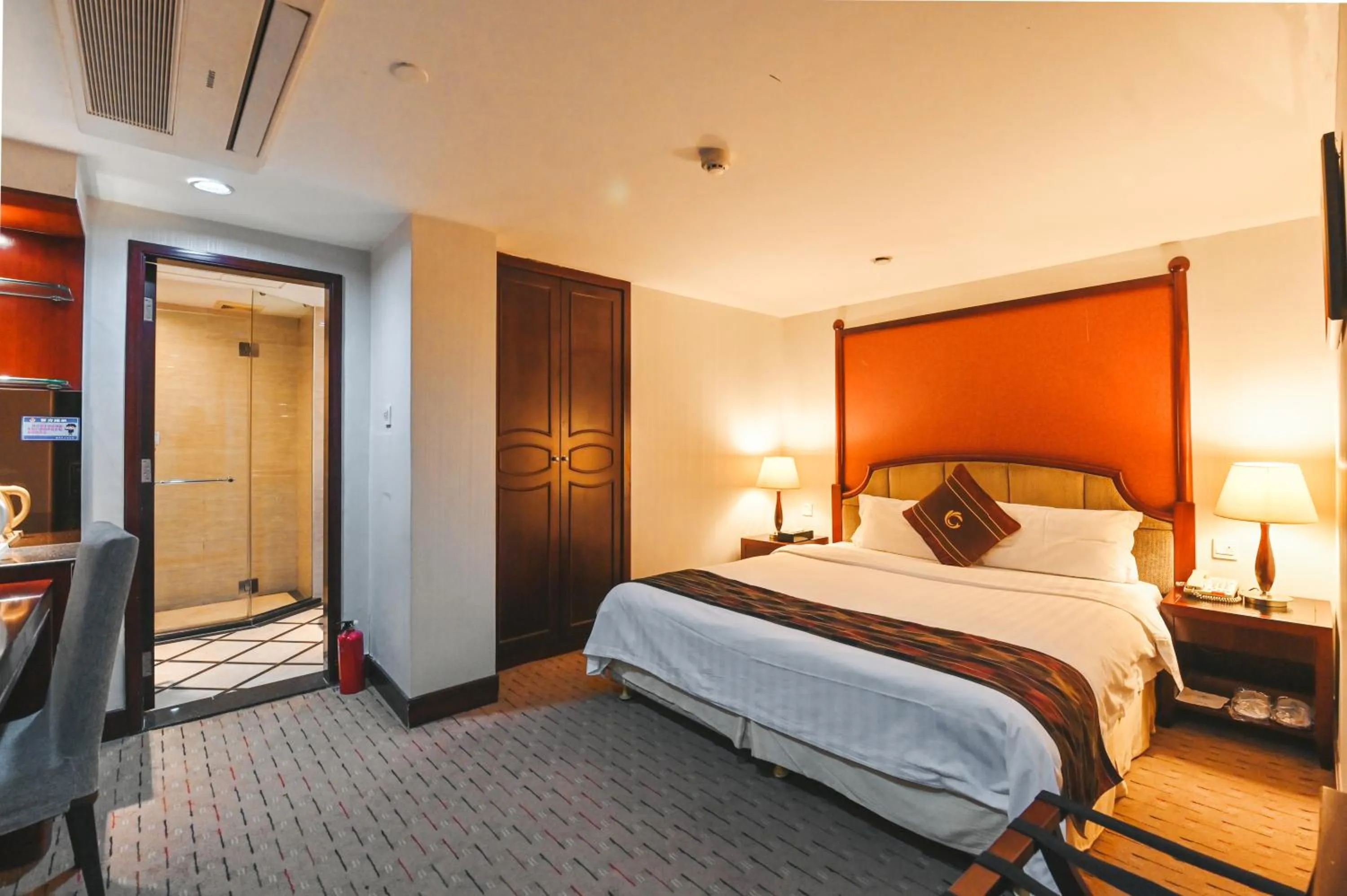 Bed in Royal Plaza Hotel