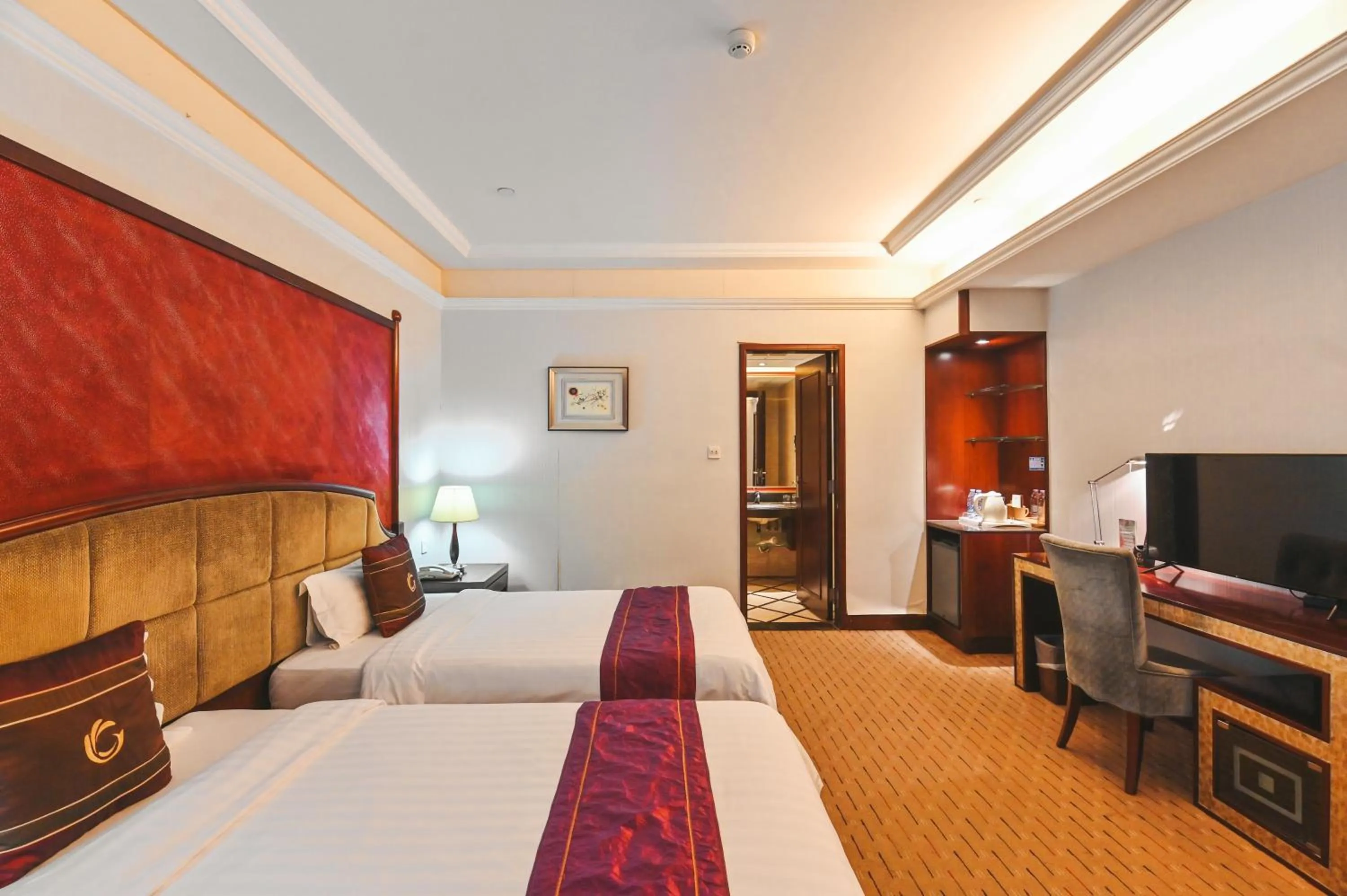 Bed in Royal Plaza Hotel