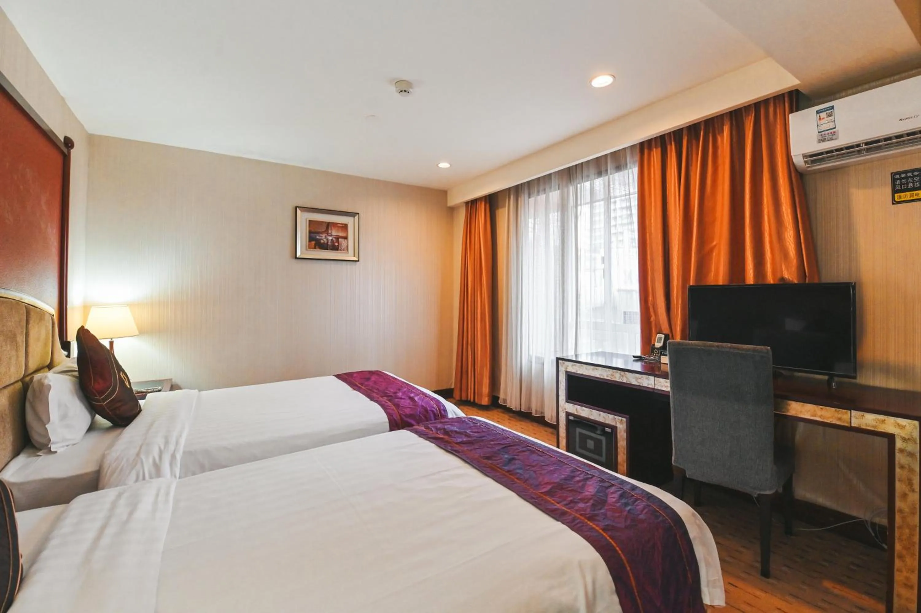 Bed in Royal Plaza Hotel