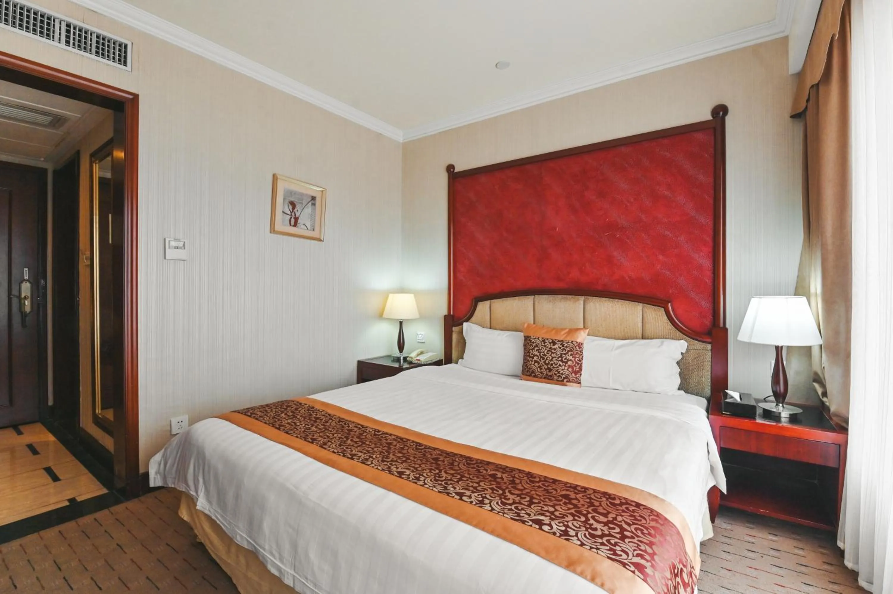 Bed in Royal Plaza Hotel