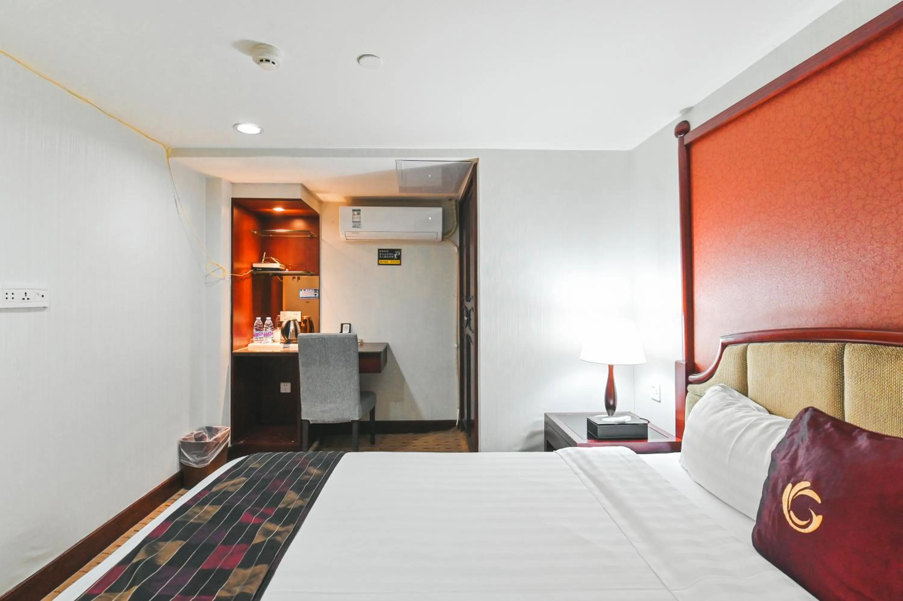 Bed in Royal Plaza Hotel