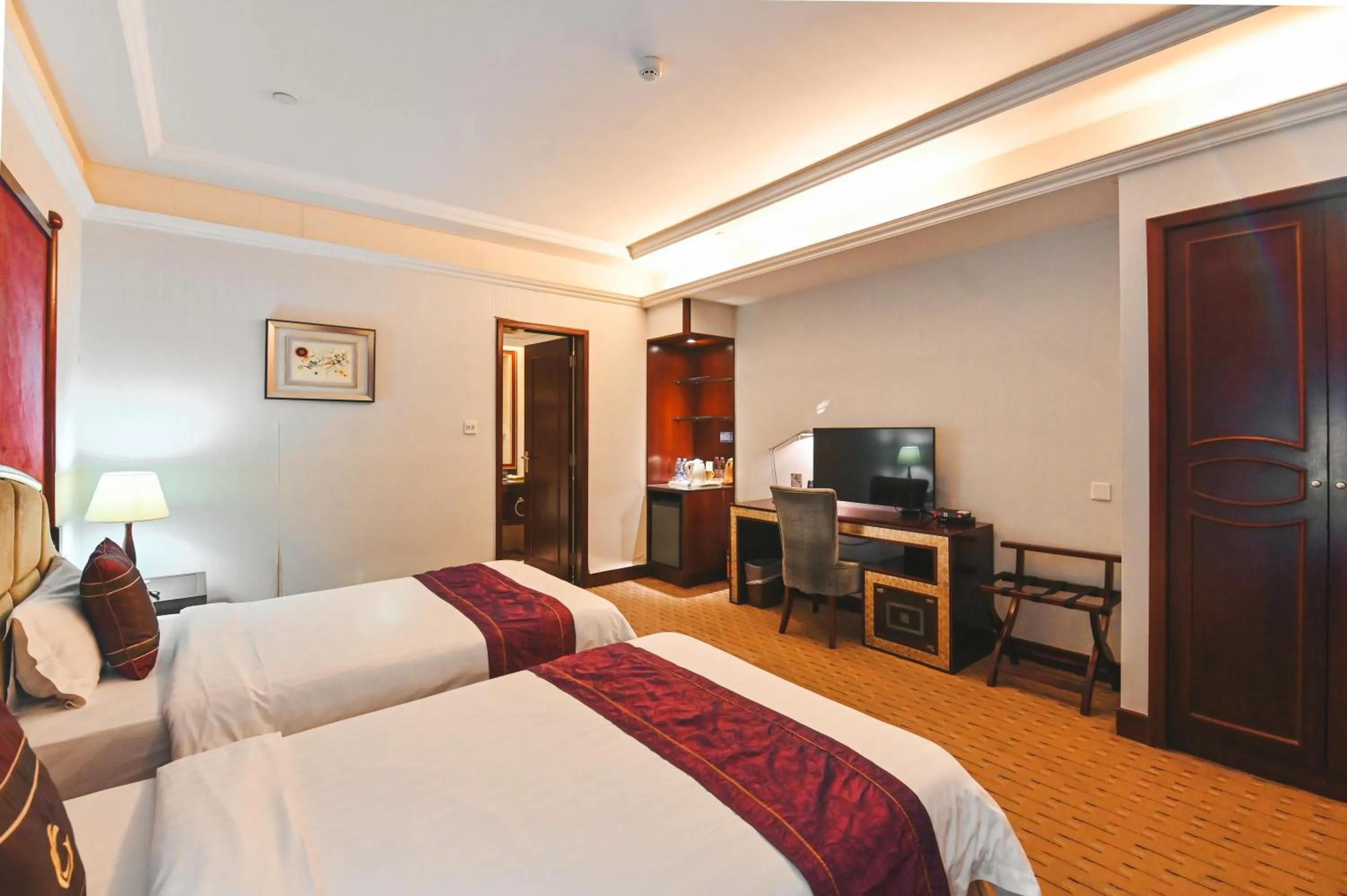 Bed in Royal Plaza Hotel