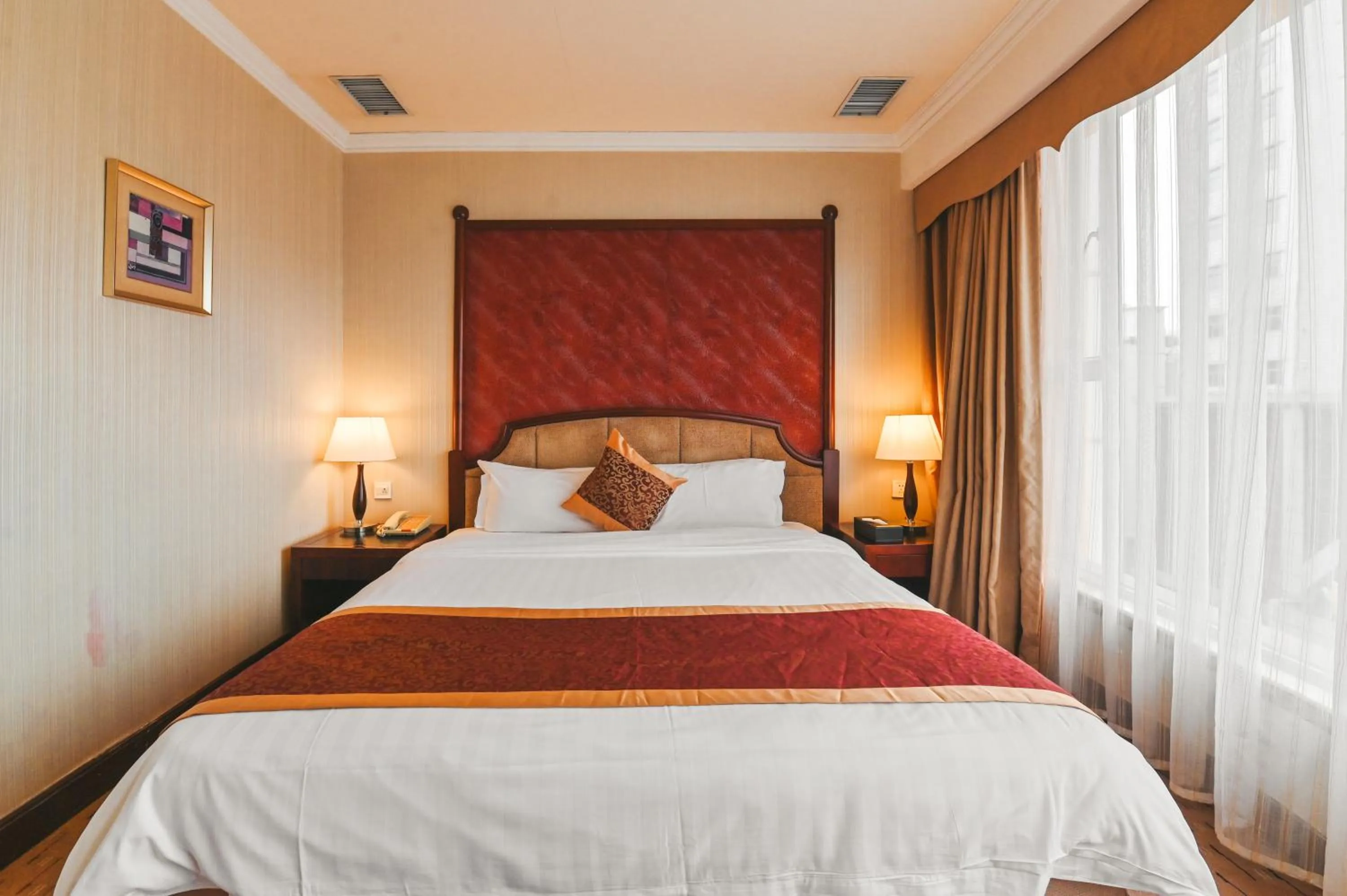 Bed in Royal Plaza Hotel