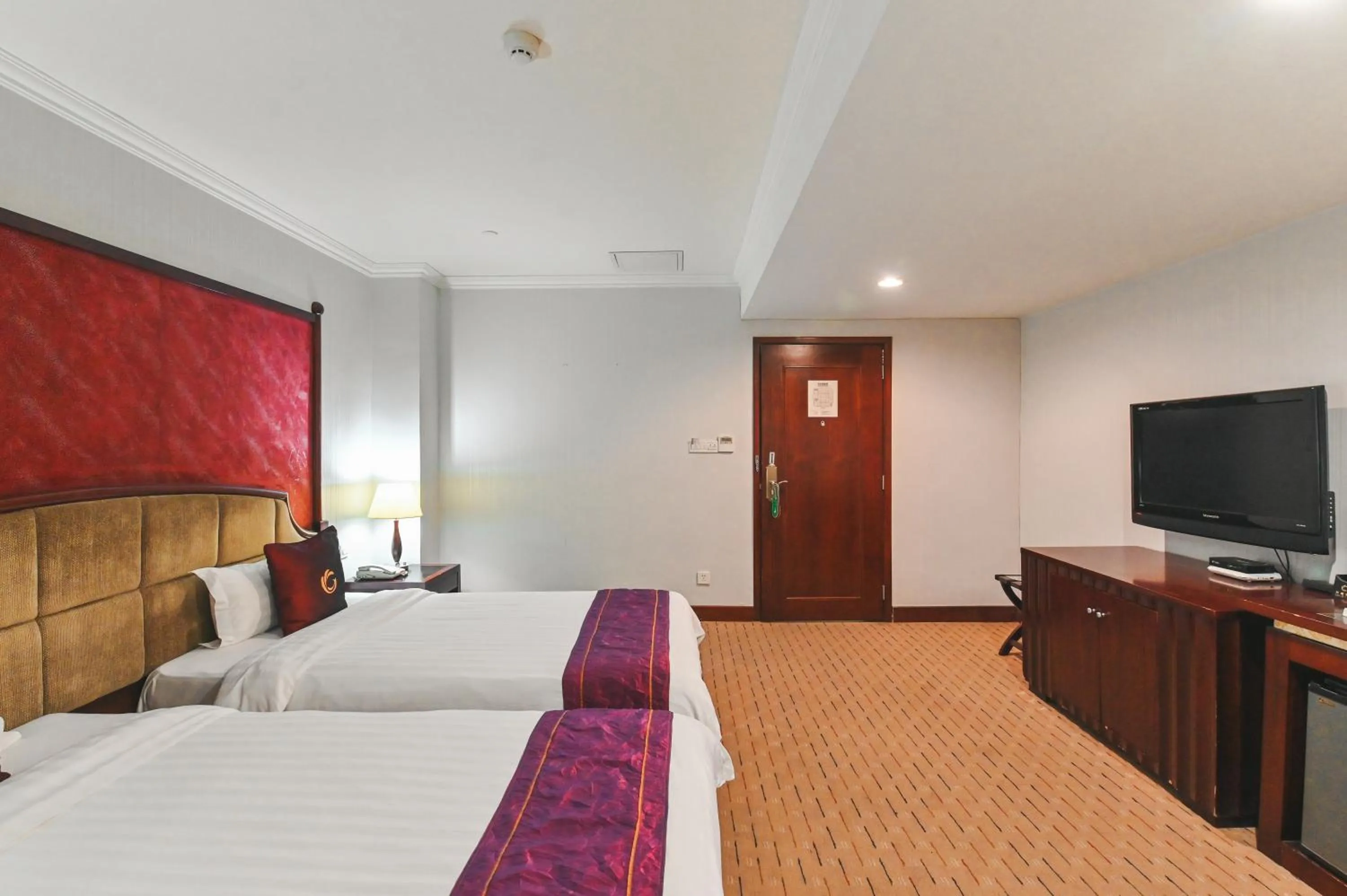 Bed in Royal Plaza Hotel