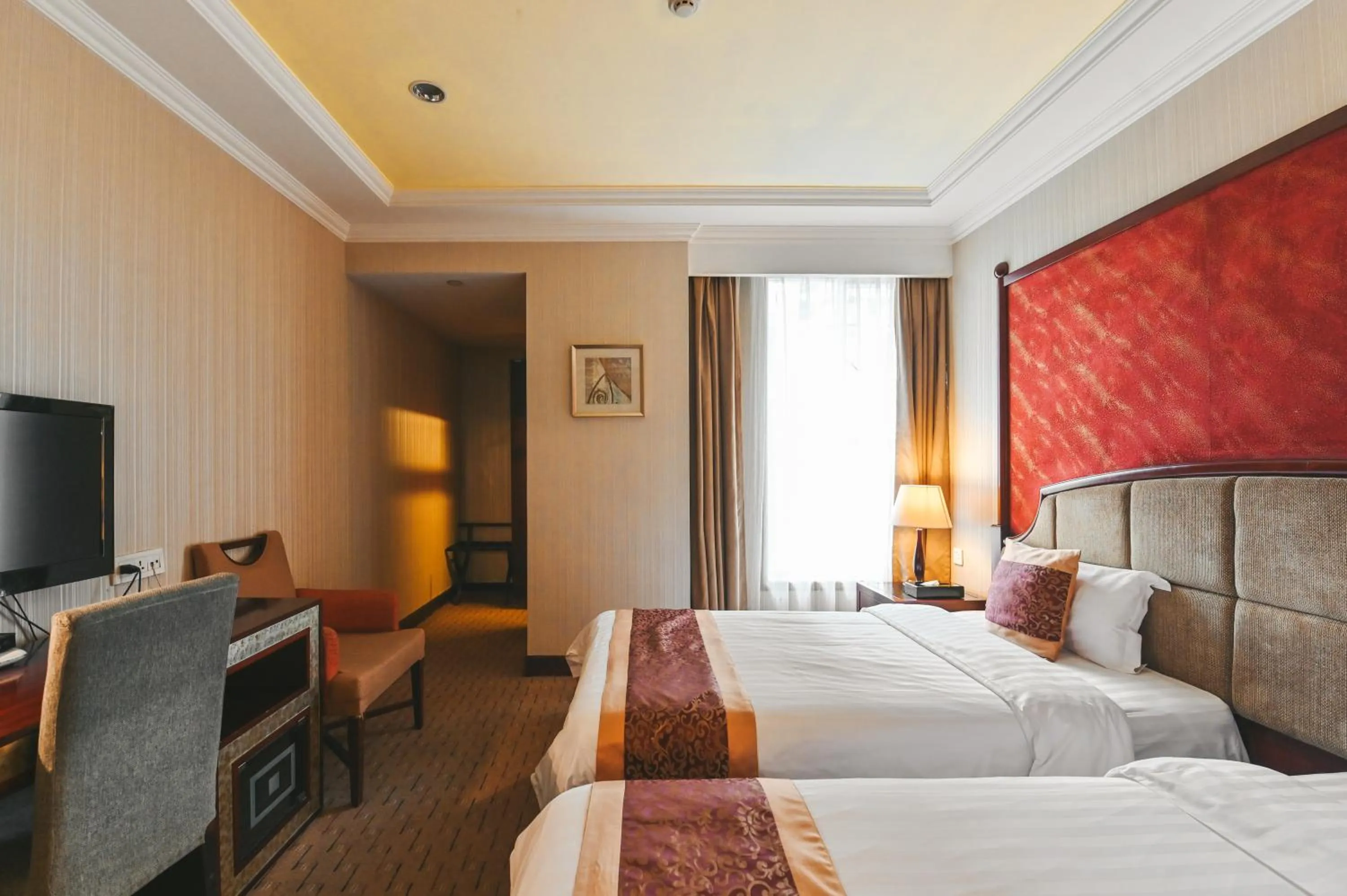 Bed in Royal Plaza Hotel