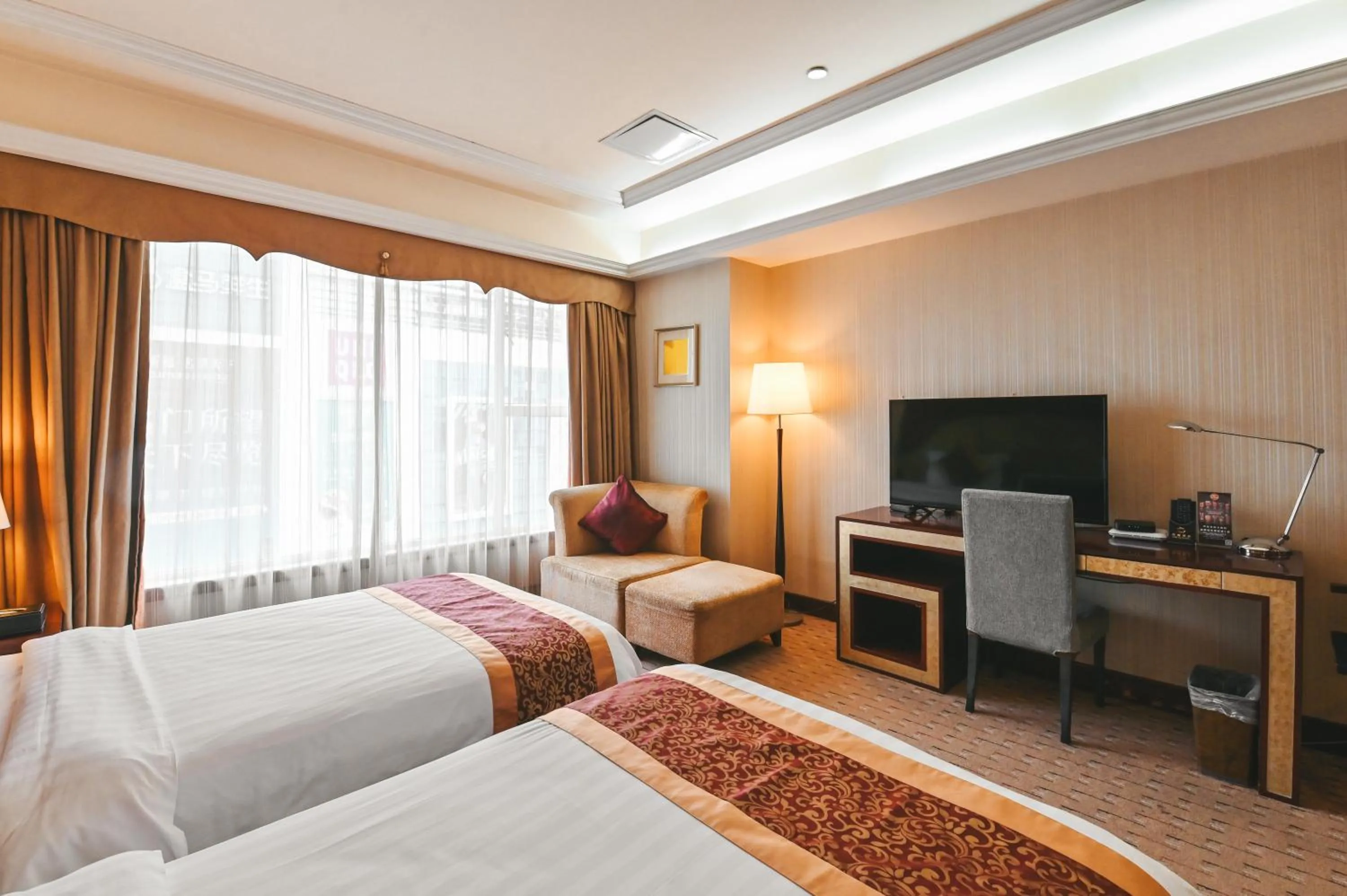 Bed in Royal Plaza Hotel