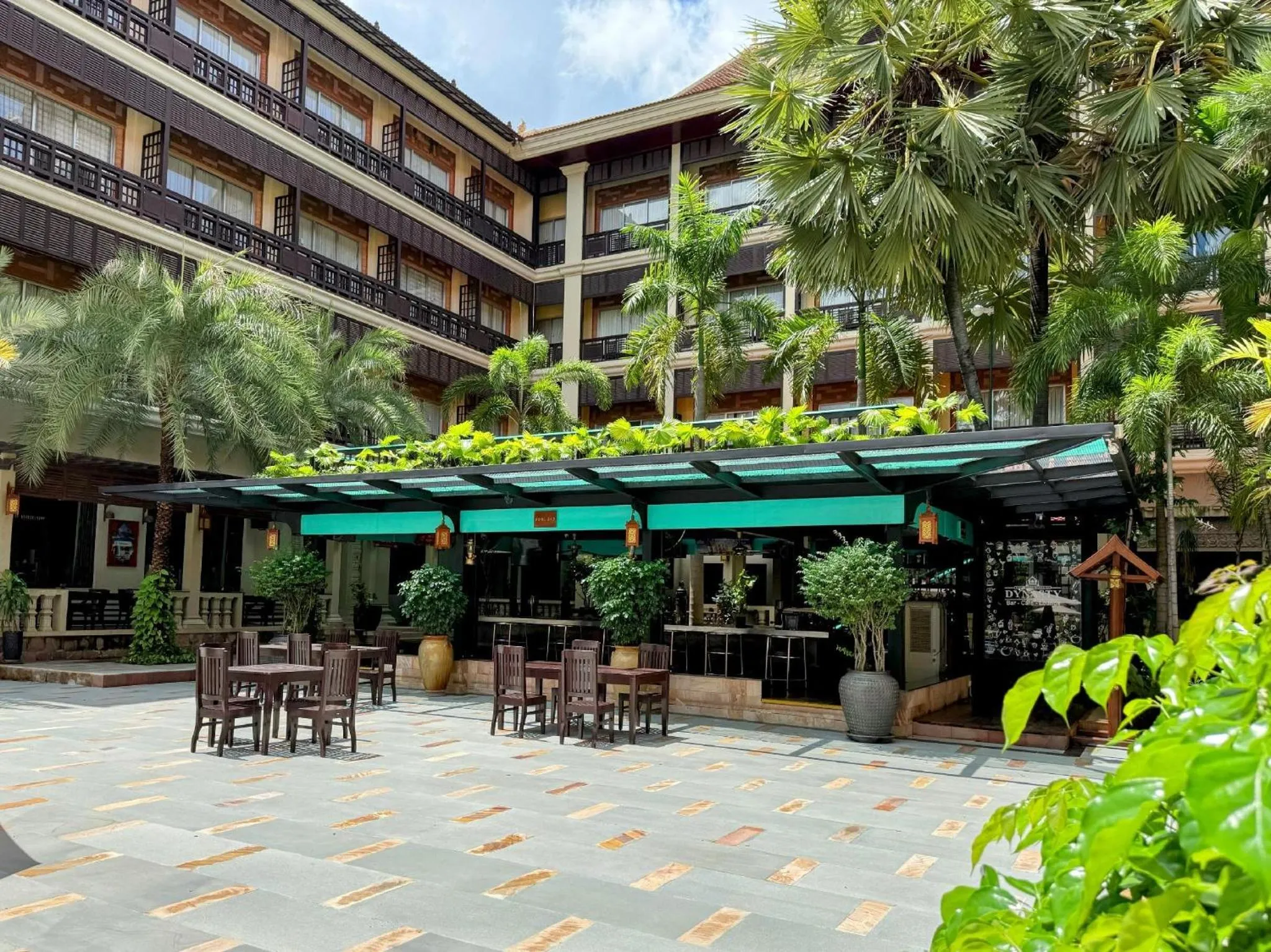 Lounge or bar in Empress Angkor Resort & Spa