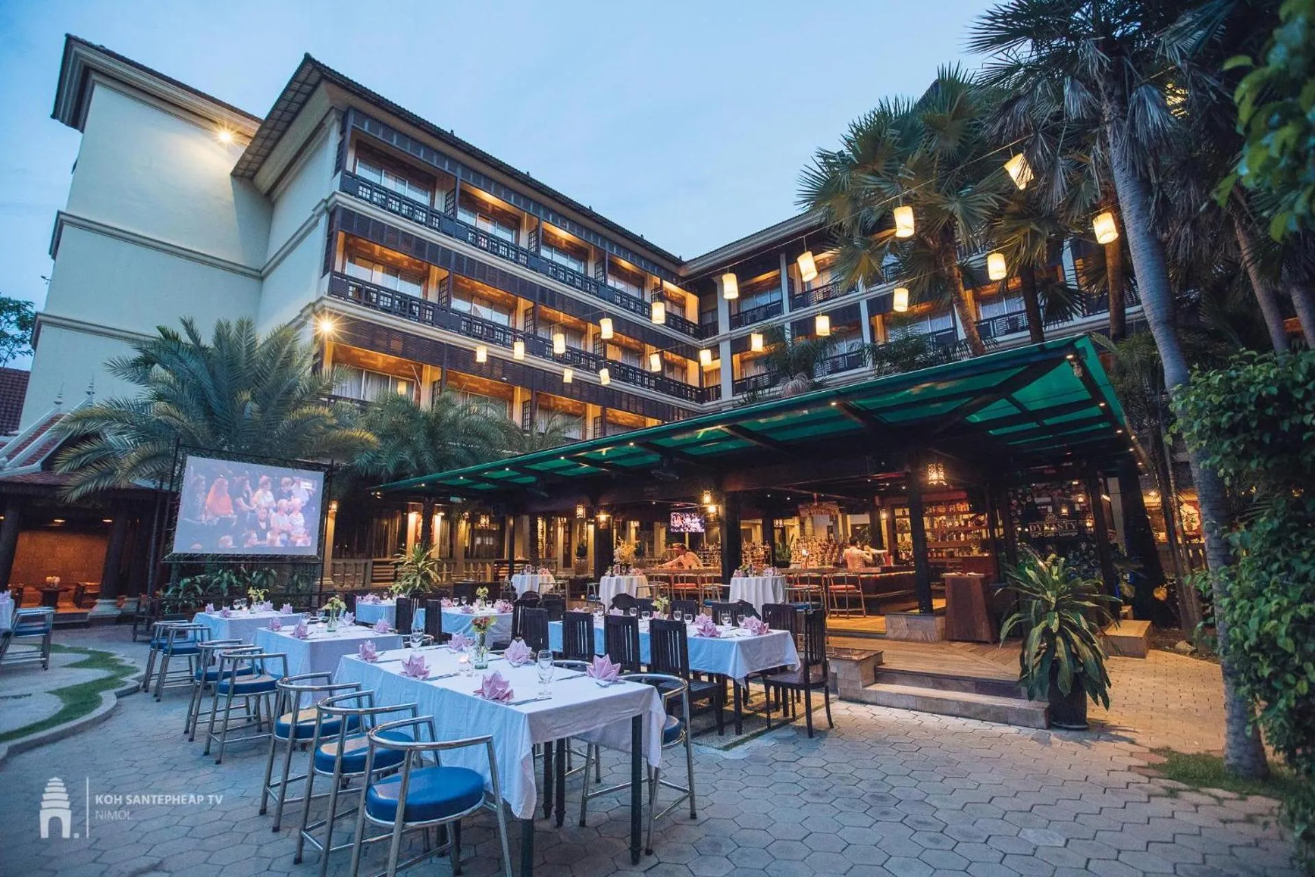 Swimming pool in Empress Angkor Resort & Spa