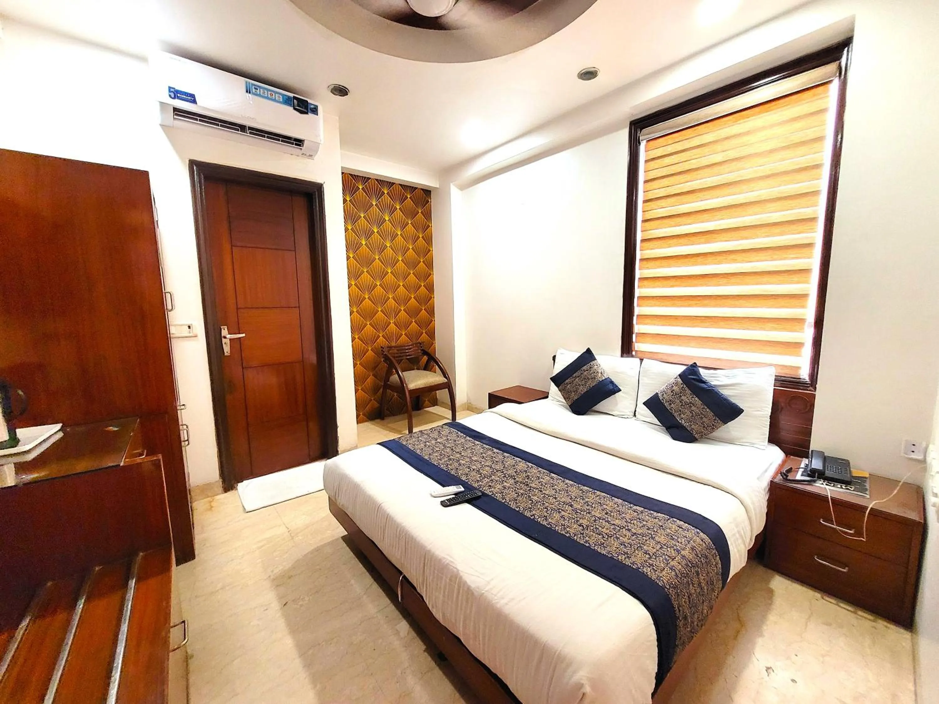 Bedroom, Bed in Hotel The Daanish Residency - Karol Bagh