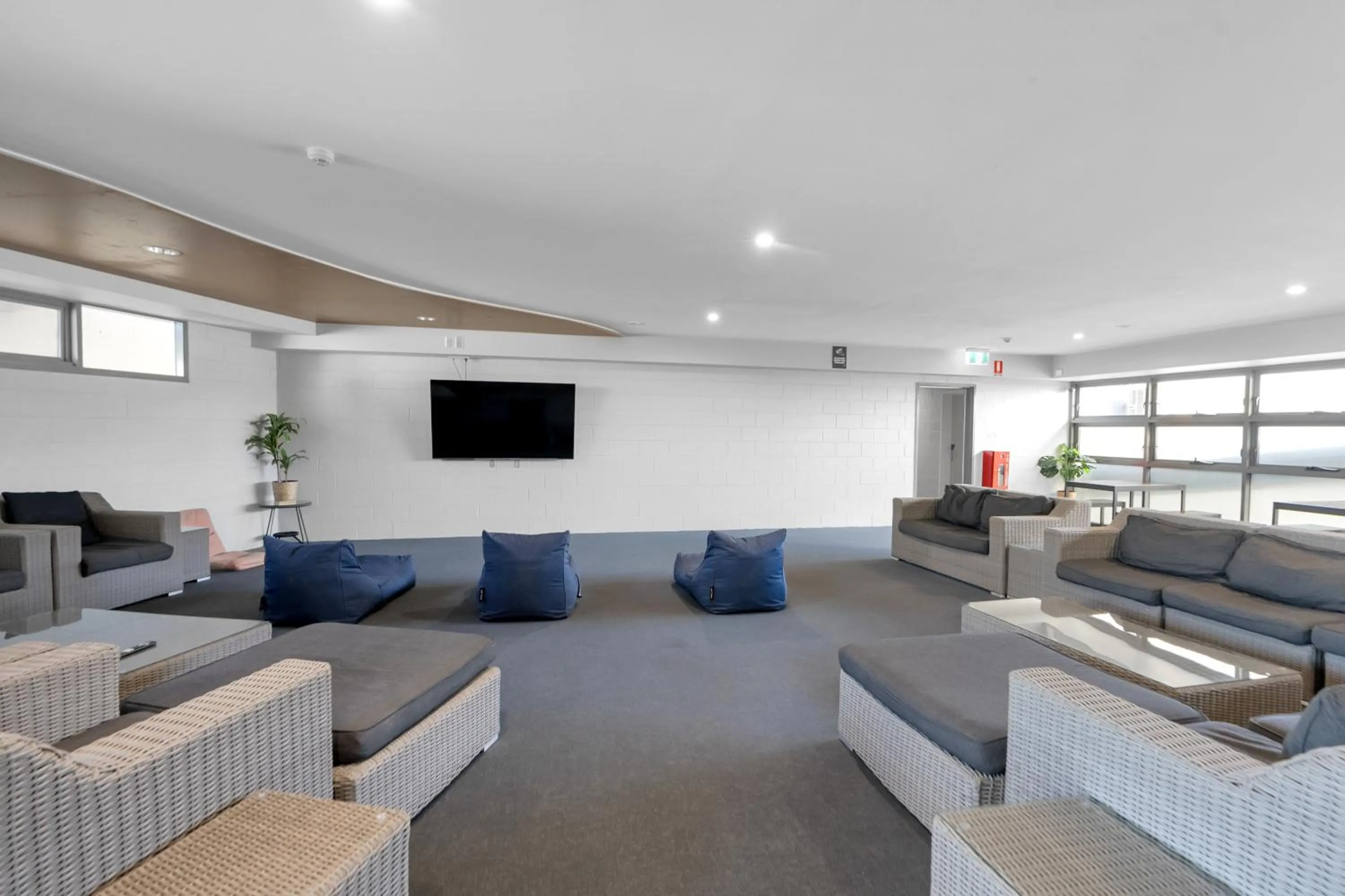 Communal lounge/ TV room in Gilligan's Hotel & Resort Cairns