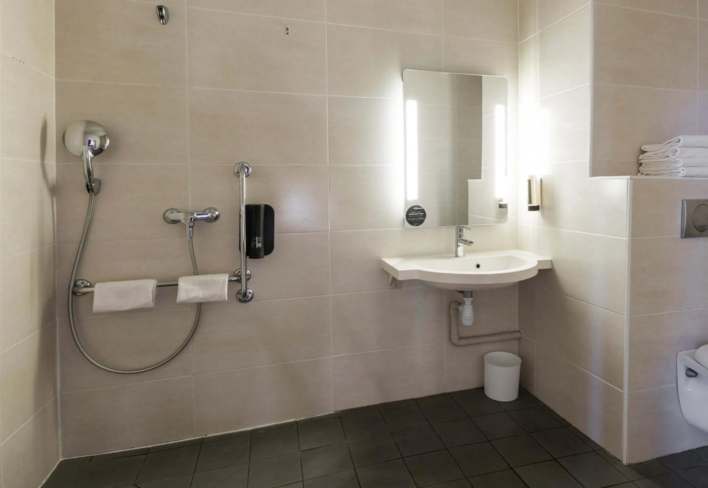 Bathroom in B&B HOTEL Castres Centre Gambetta