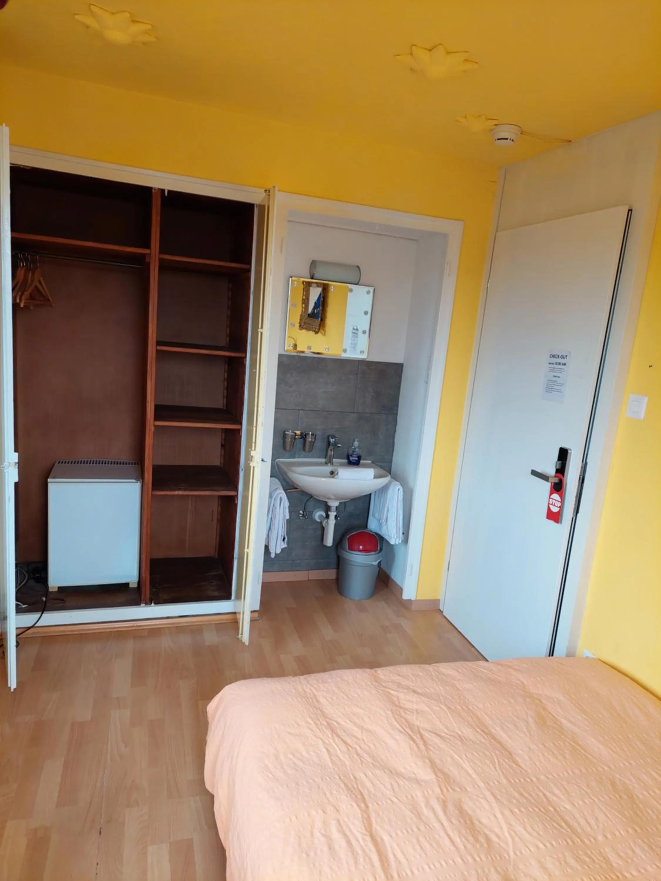 wardrobe, Bed in Oldtown Hostel Otter