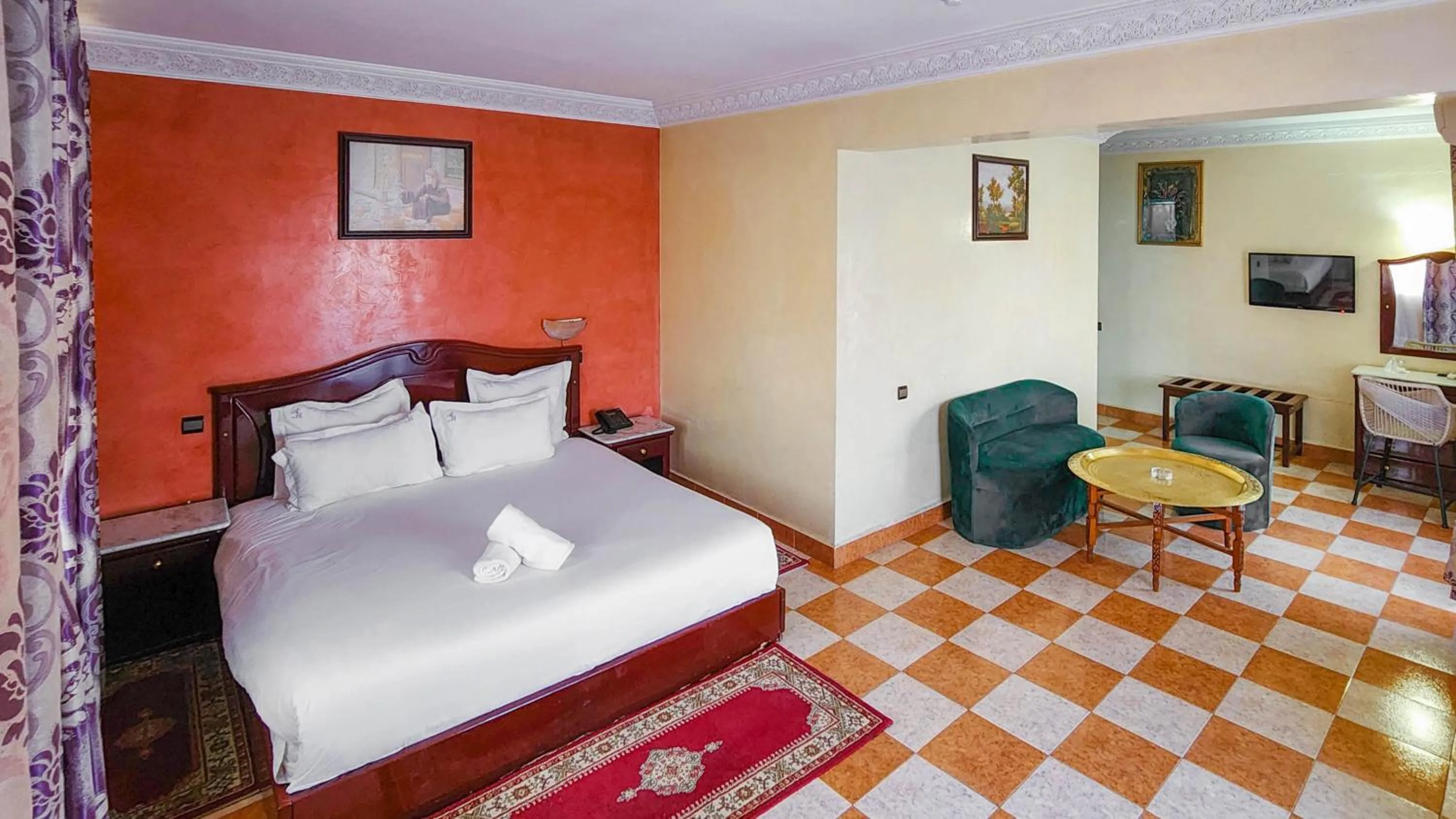 Bed in Hôtel Les Ambassadeurs