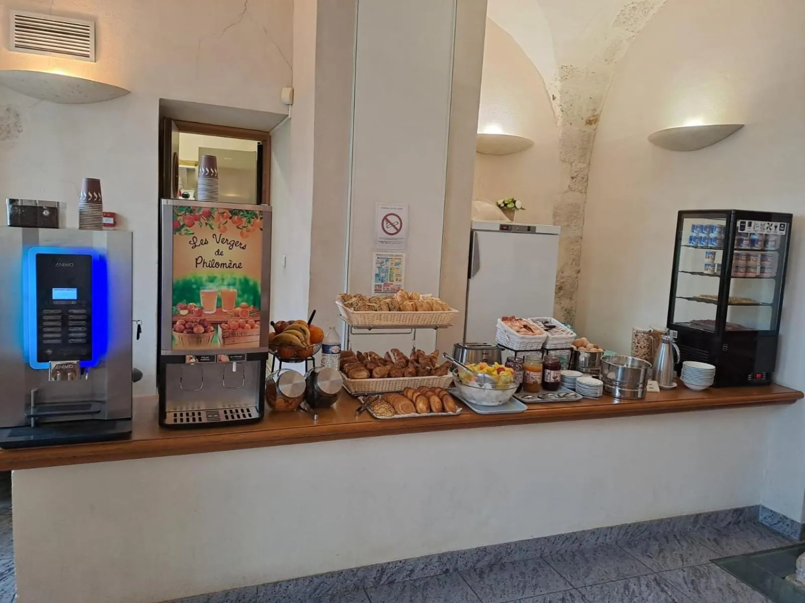 Breakfast in Hôtellerie Saint Yves