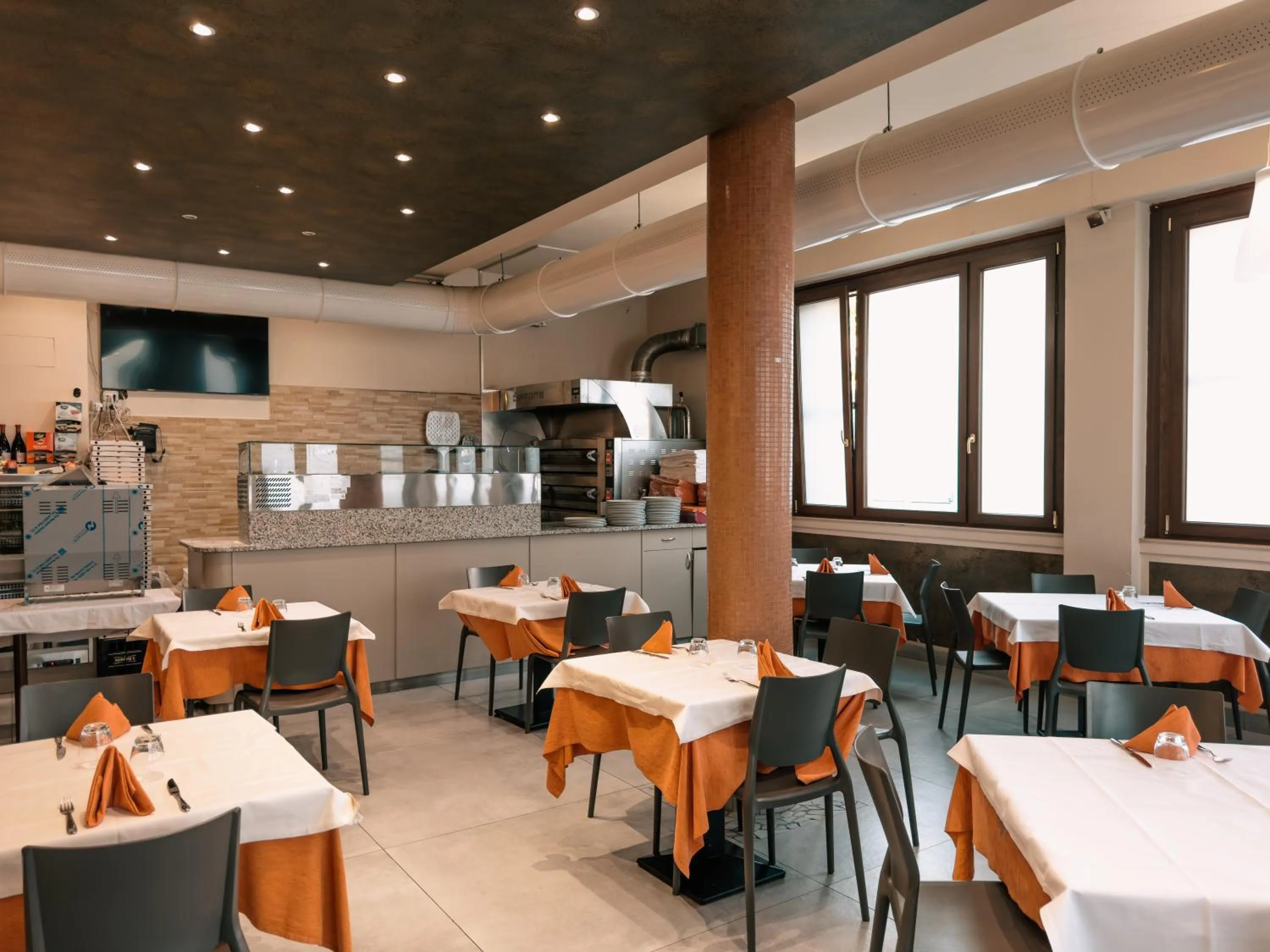 Restaurant/places to eat in Hotel Astoria