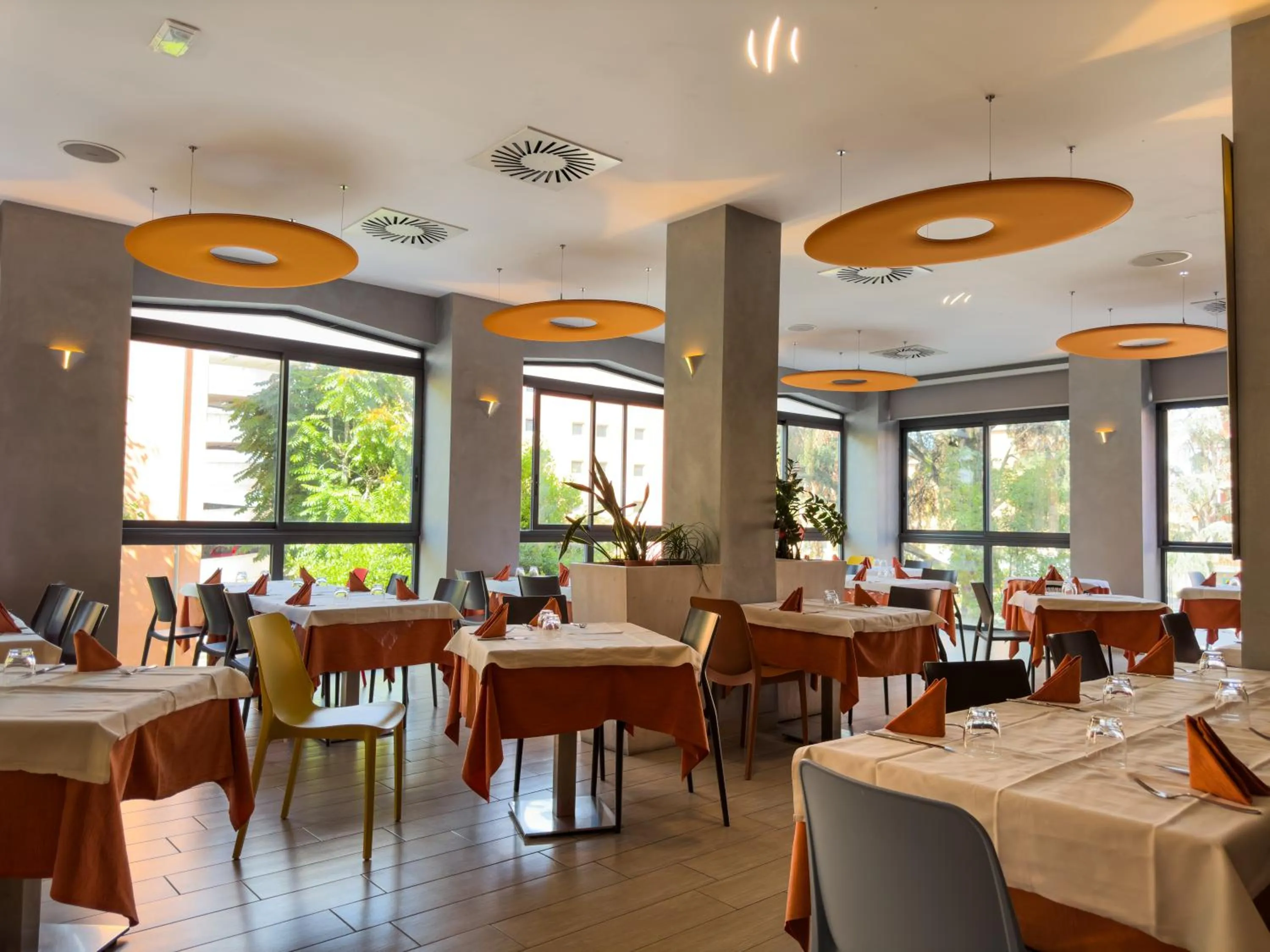 Restaurant/places to eat in Hotel Astoria