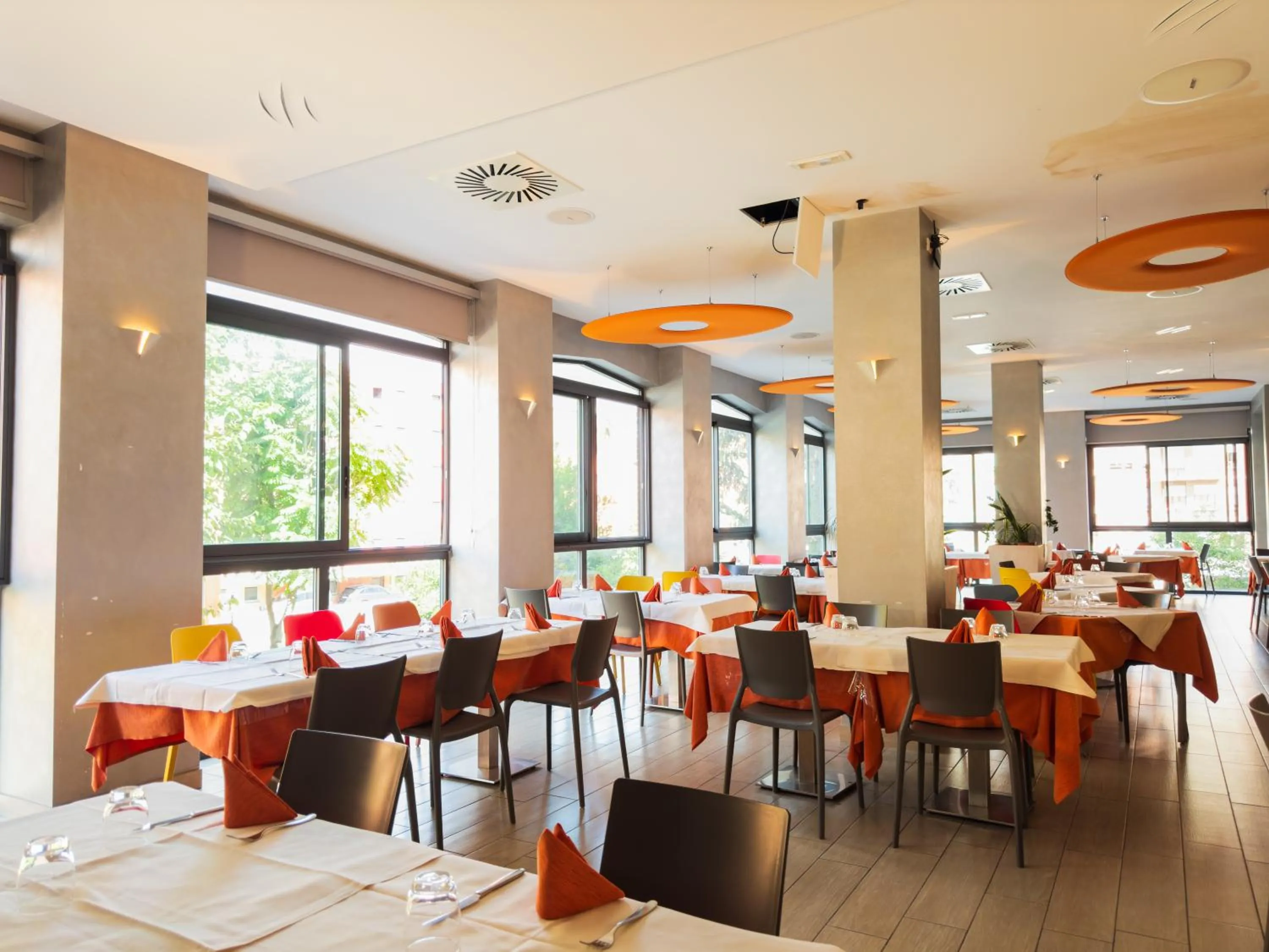 Restaurant/places to eat in Hotel Astoria