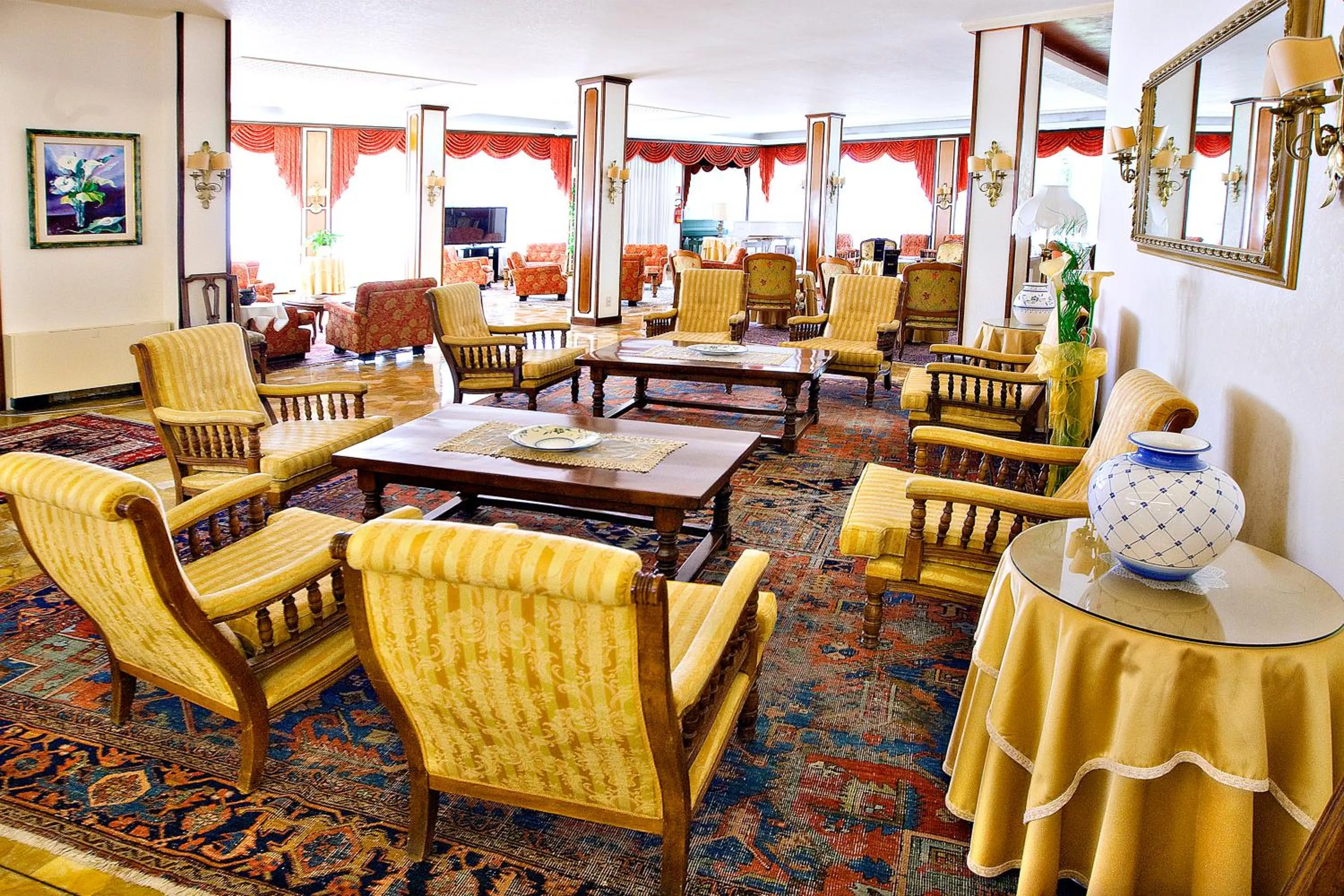 Communal lounge/ TV room in Hotel Abano Astoria