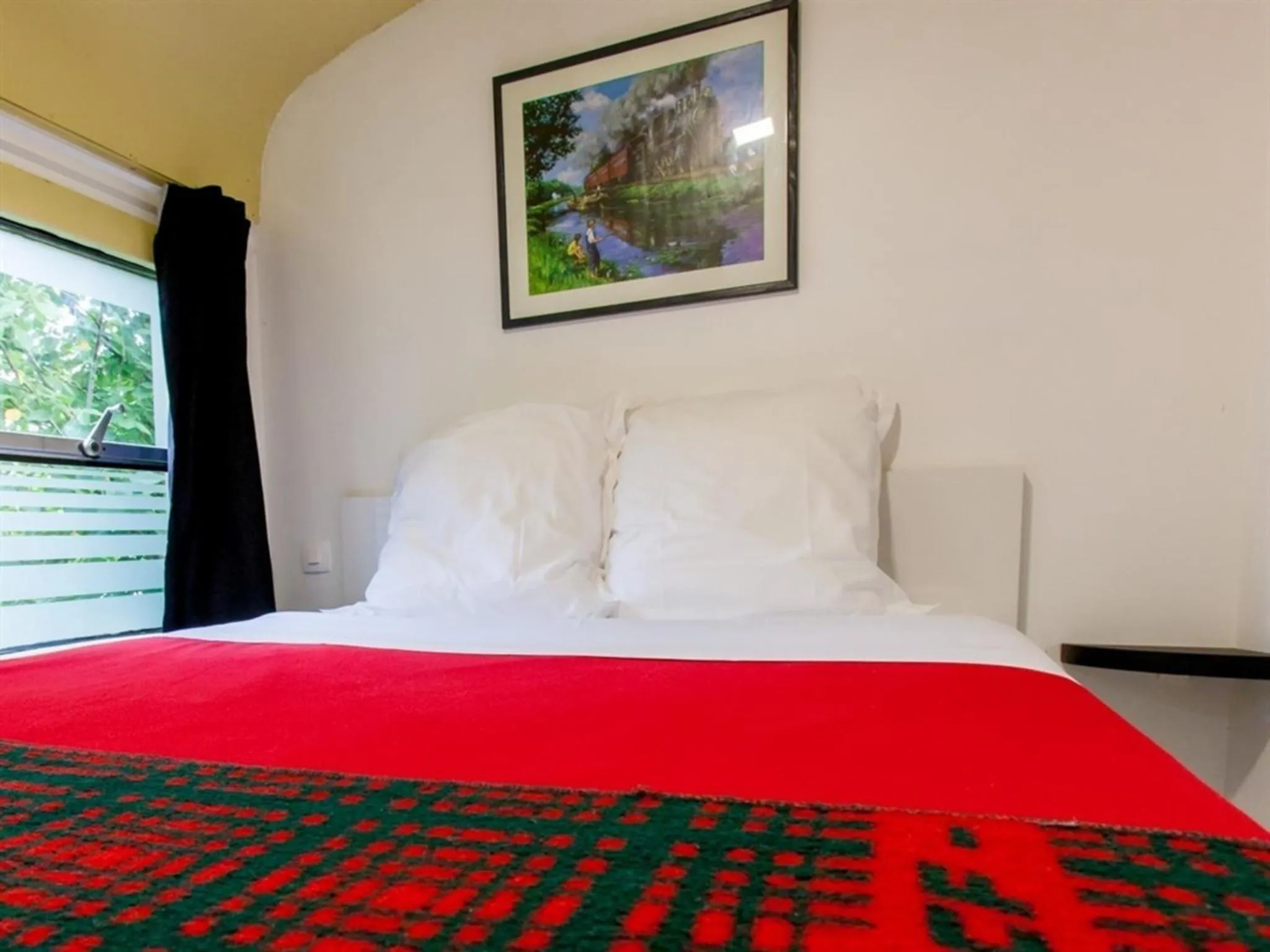 Bedroom, Bed in Hébergement Insolite Picasso