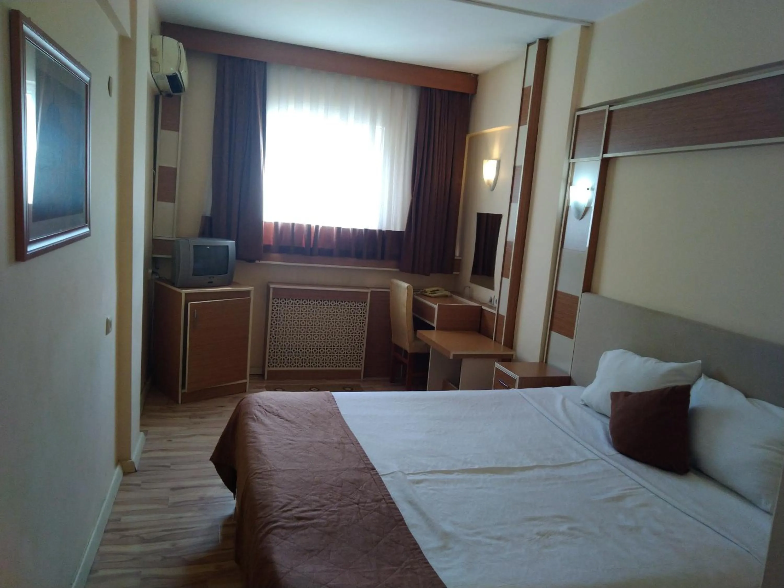 Bed, TV/Entertainment Center in Florya Park Hotel