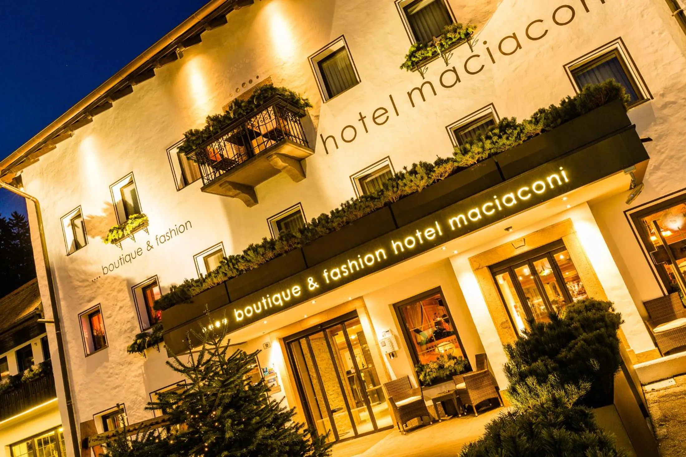 Property building in Boutique & Fashion Hotel Maciaconi - Gardenahotels