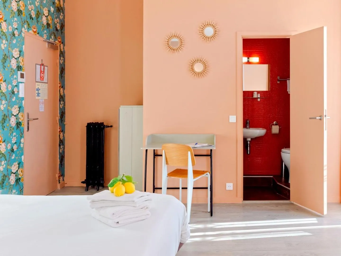 Photo of the whole room, Bed in Hotel Lemon