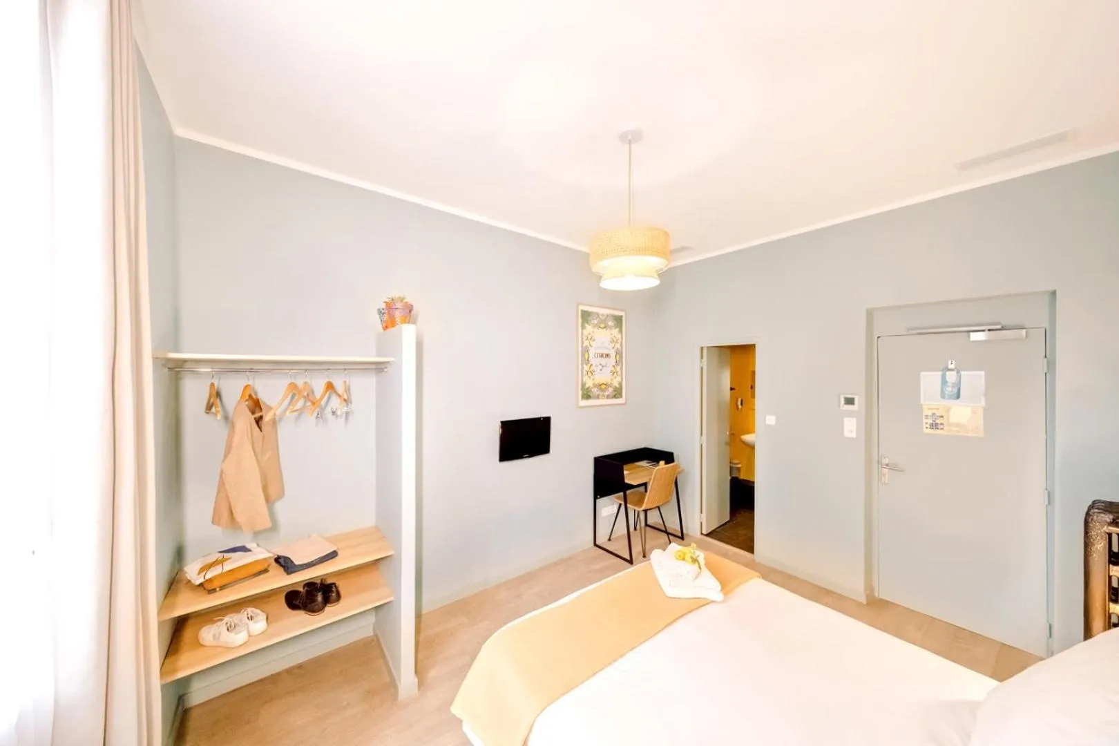 Bedroom, Bed in Hotel Lemon