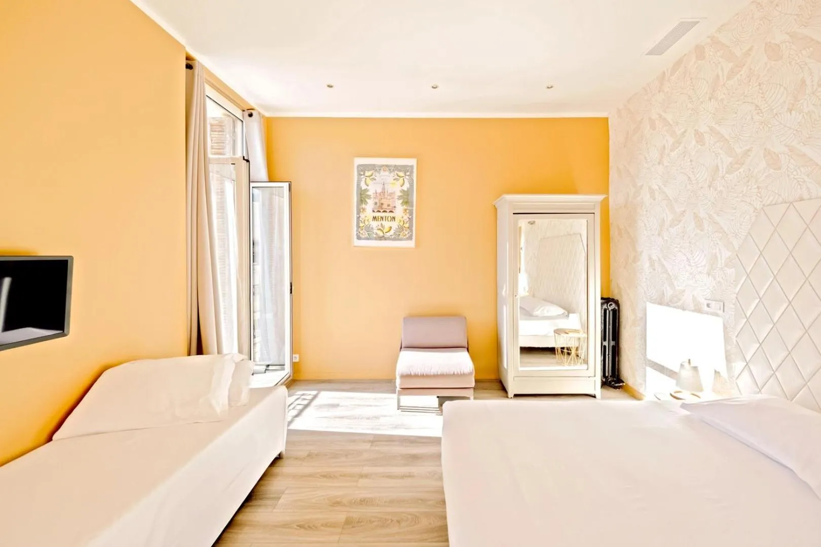 Photo of the whole room, Bed in Hotel Lemon