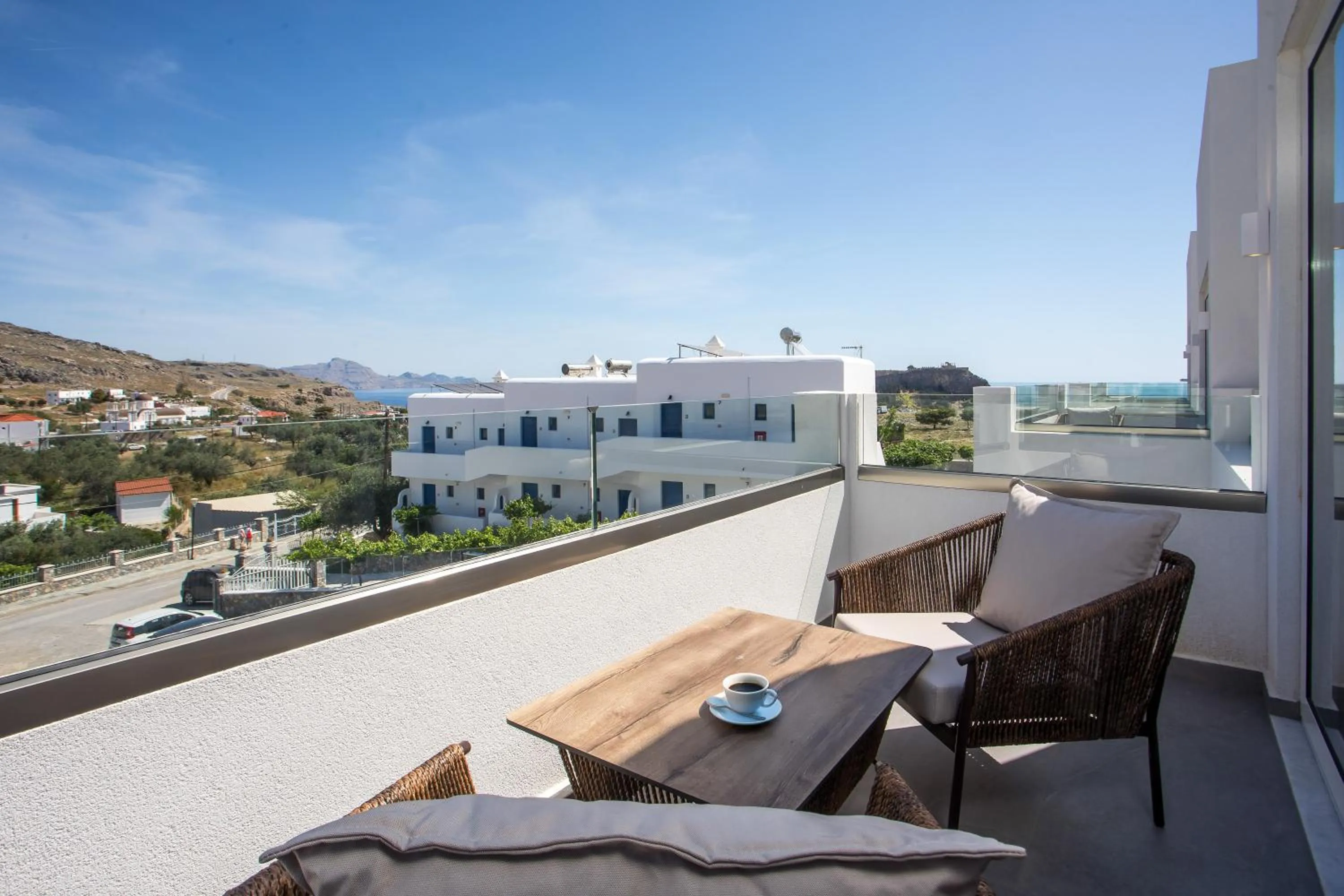 Lambis Studios & Apartments