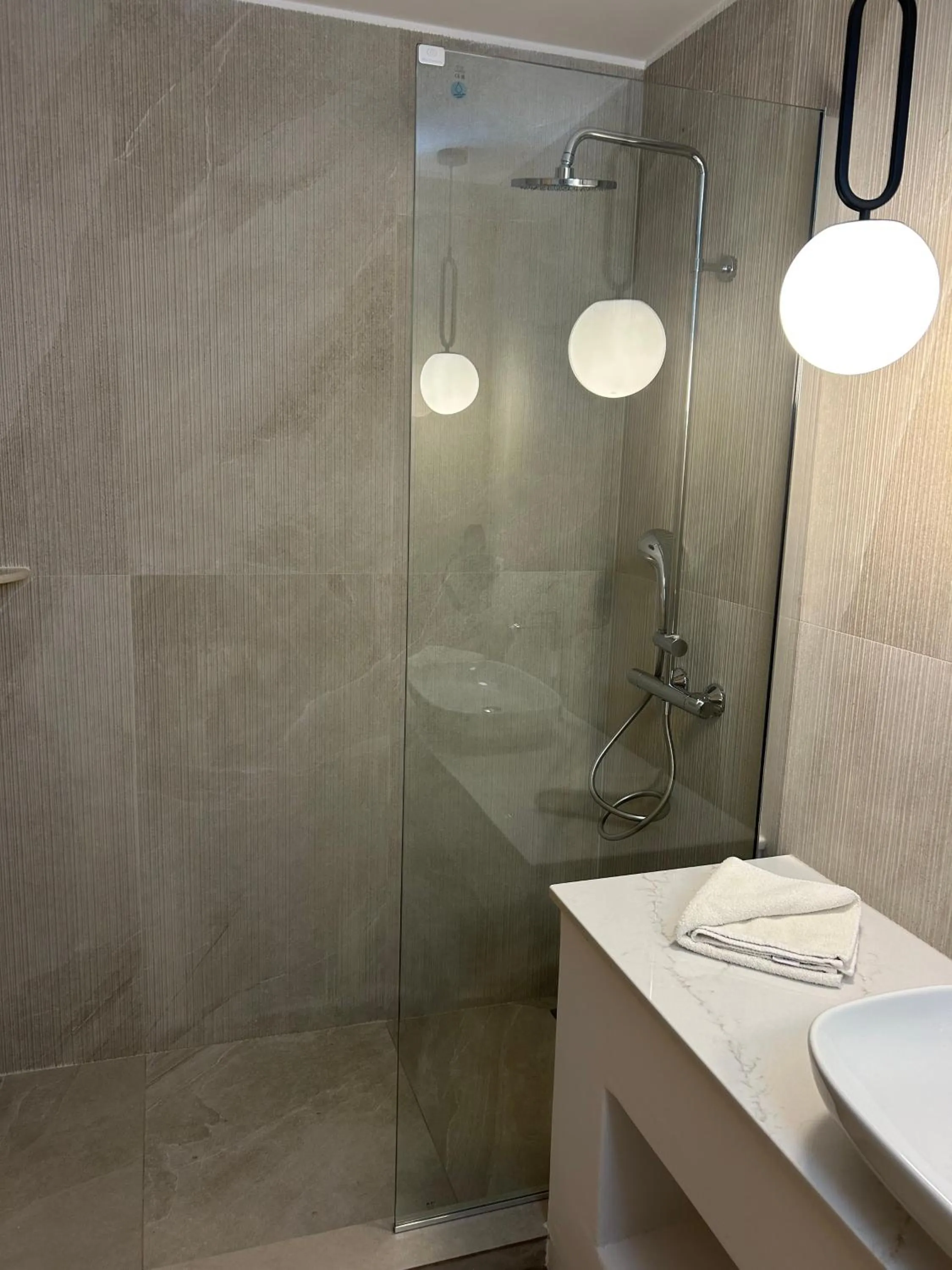 Lambis Studios & Apartments