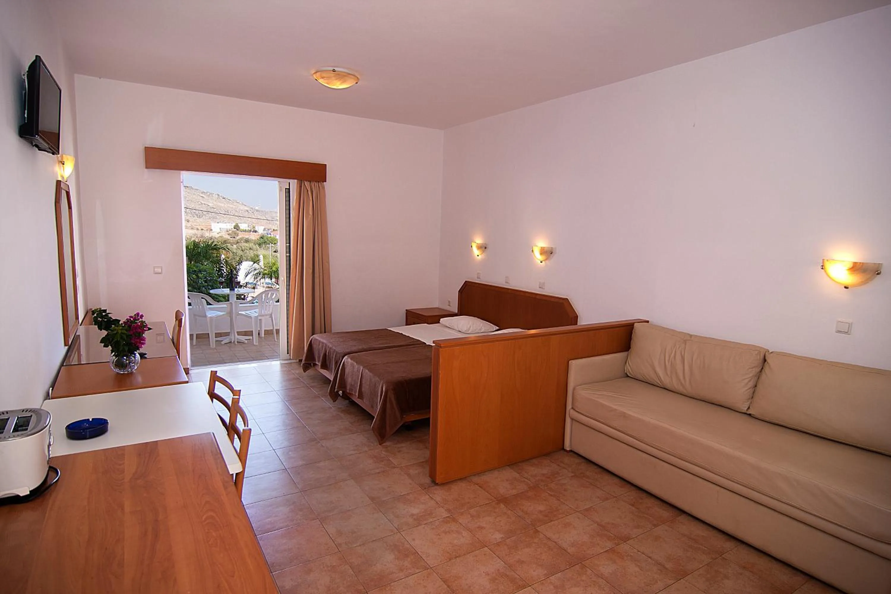 Lambis Studios & Apartments