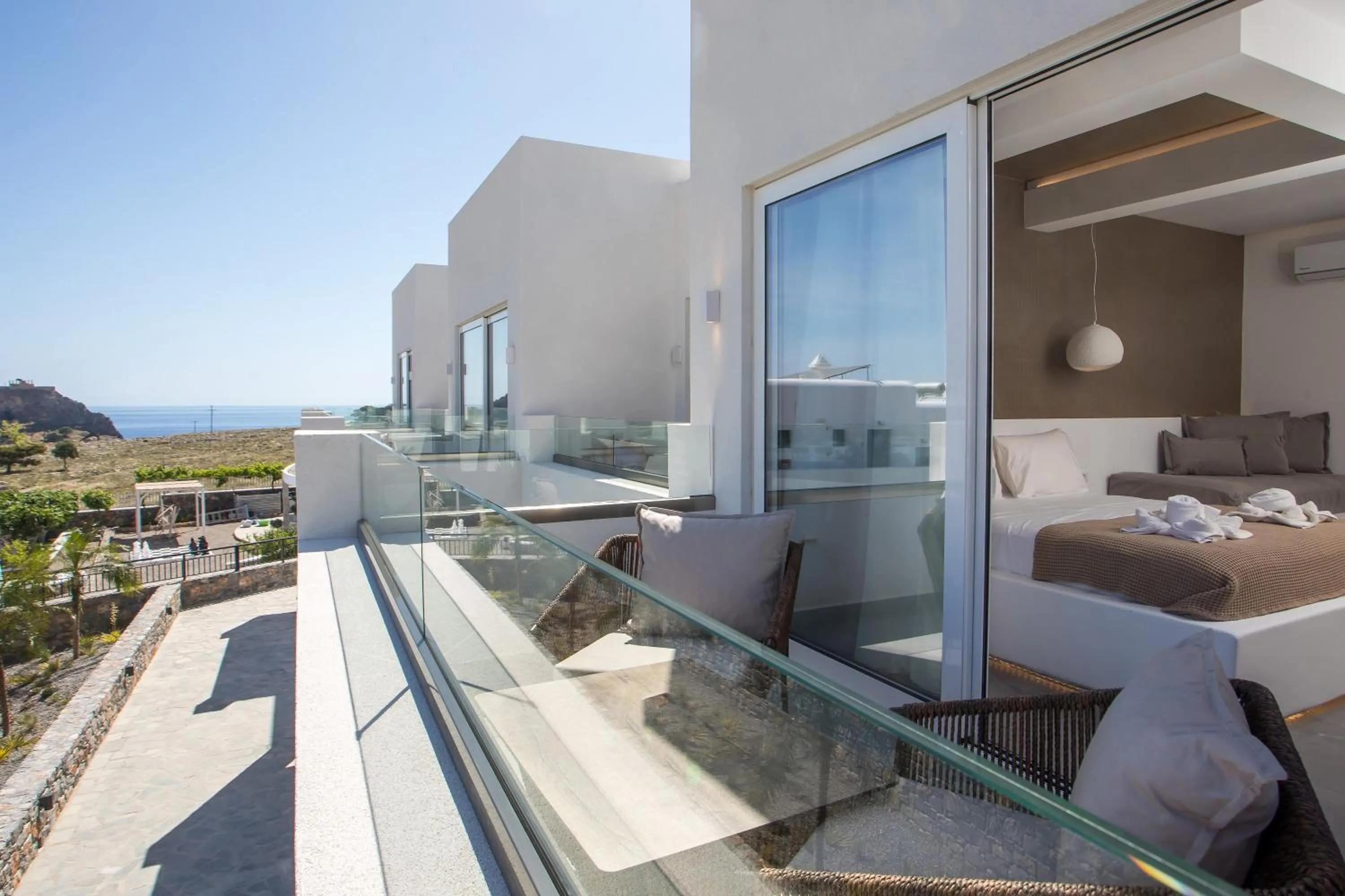 Lambis Studios & Apartments