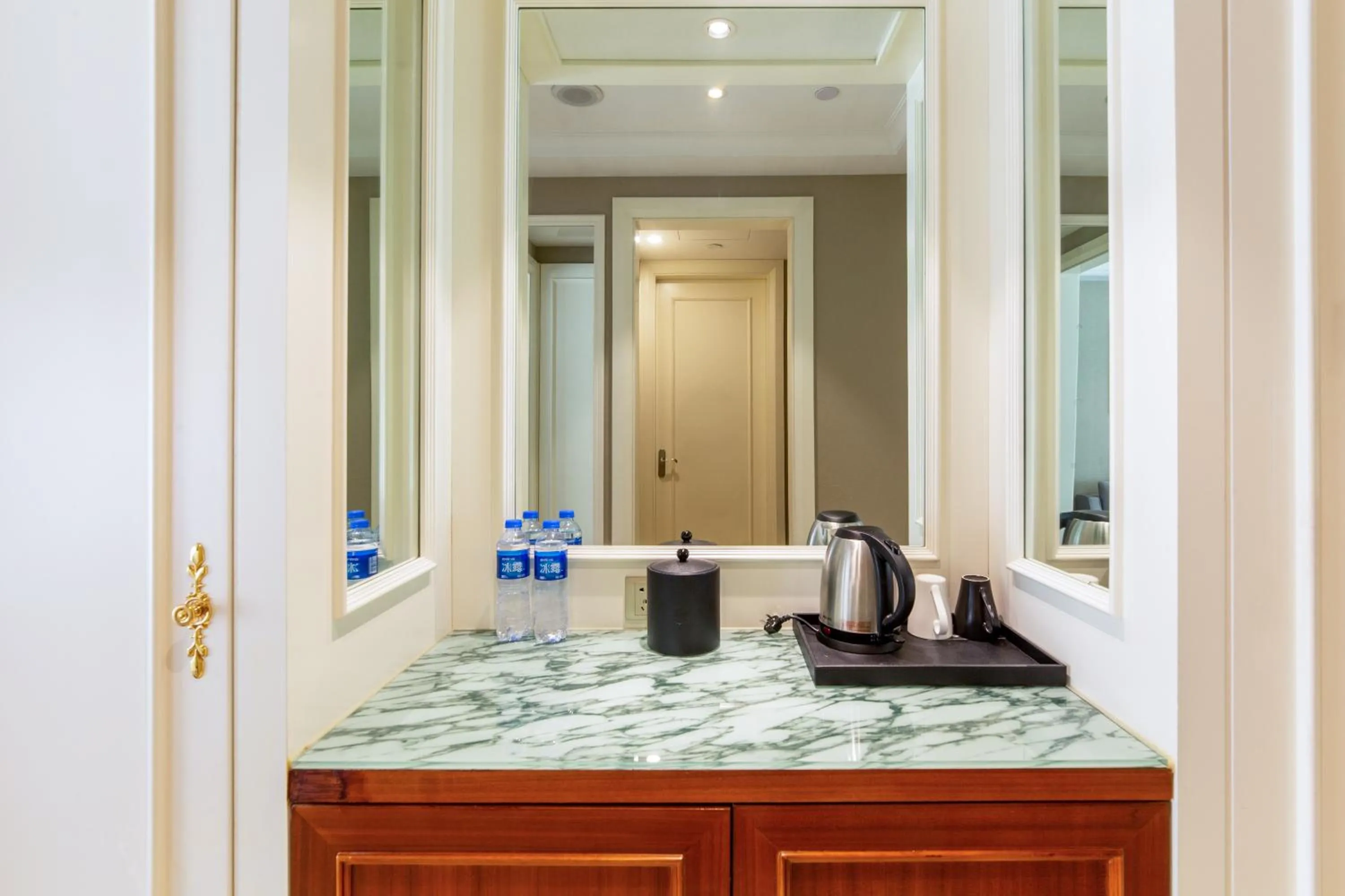 Coffee/tea facilities in Pullman Tangshan