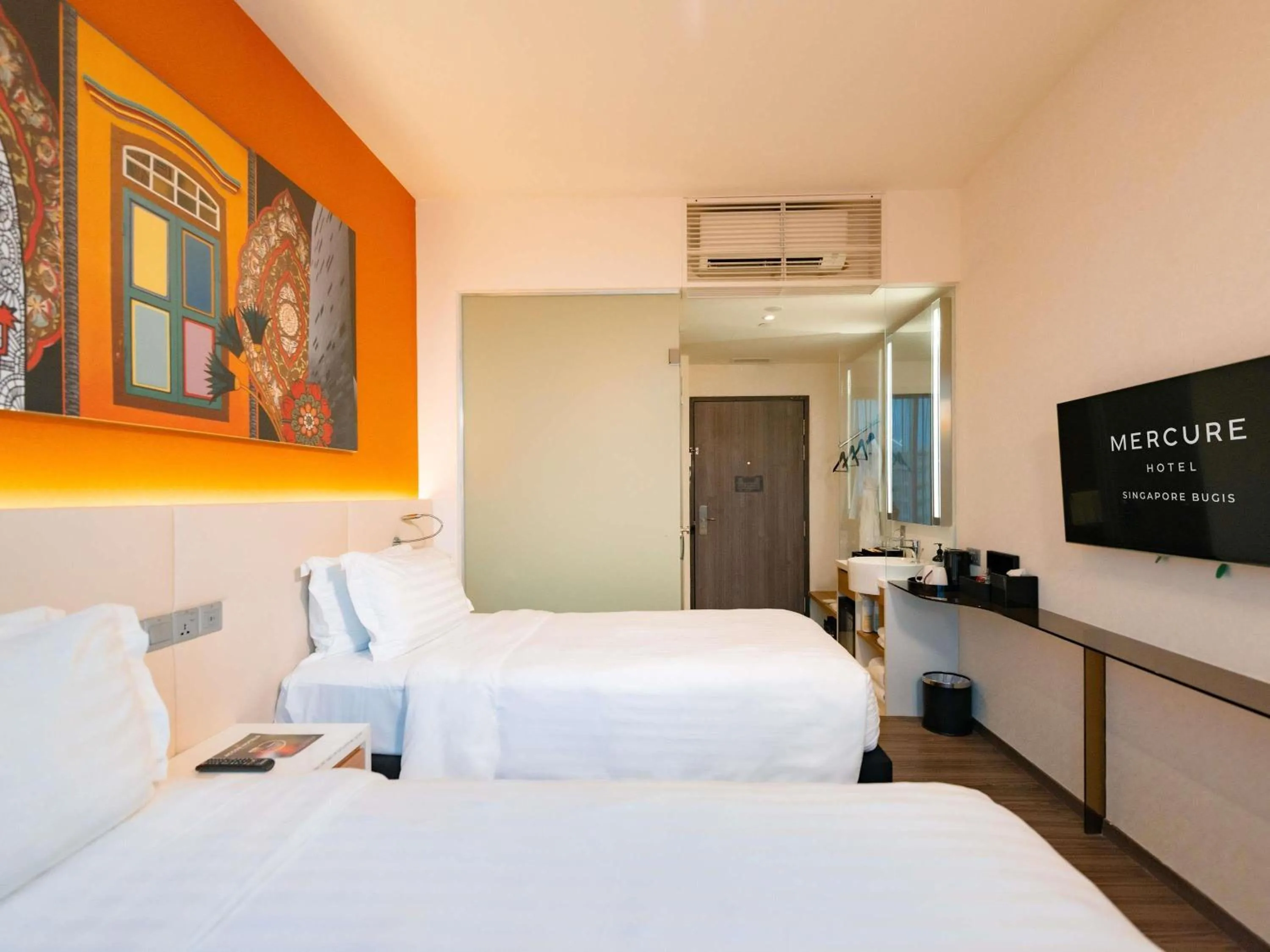 Bedroom, Bed in Mercure Singapore Bugis