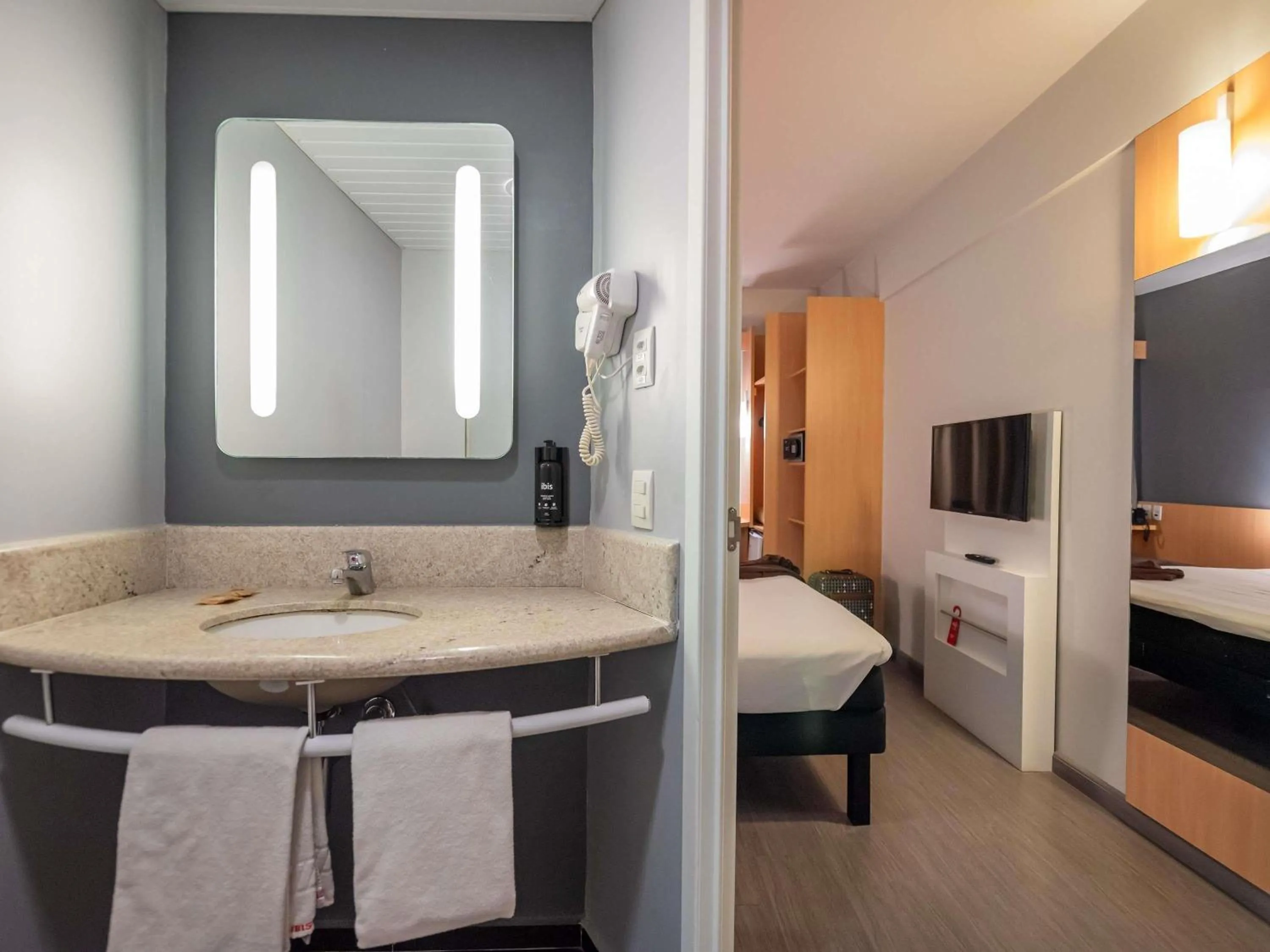 Bedroom, Bed in Ibis Guaratingueta Aparecida - Circuito da Fé