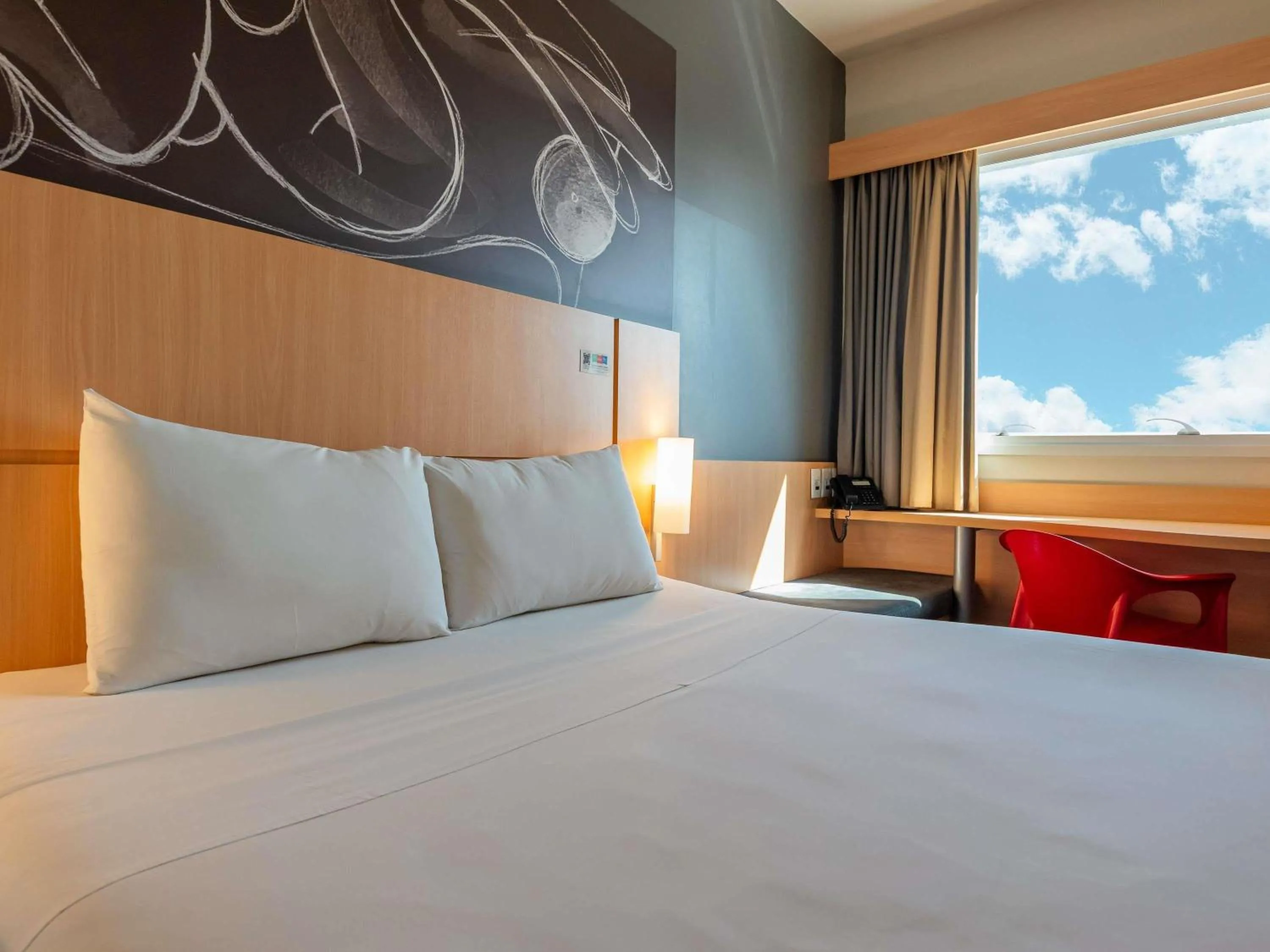 Bedroom, Bed in Ibis Guaratingueta Aparecida - Circuito da Fé