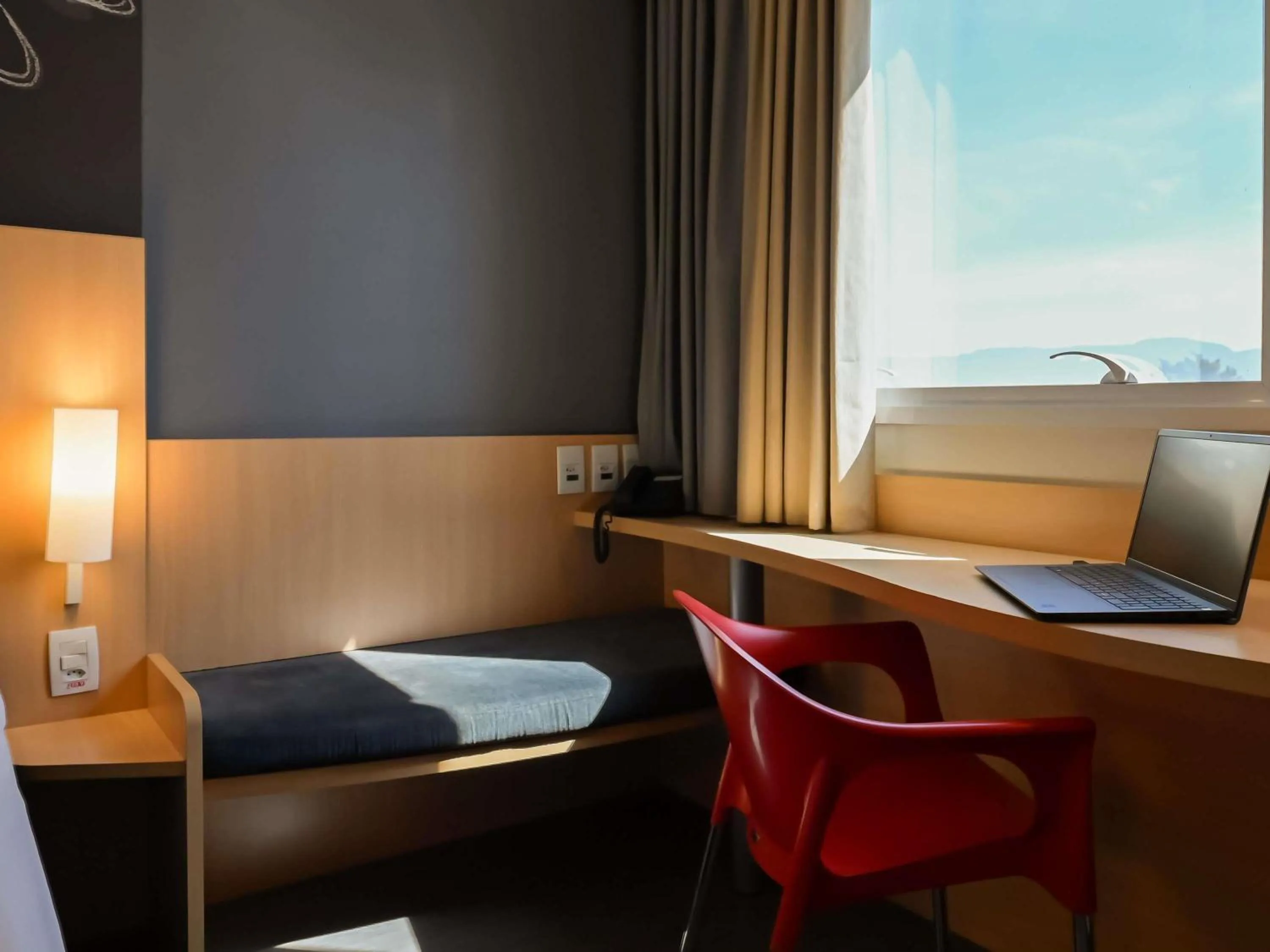 Bedroom, Bed in Ibis Guaratingueta Aparecida - Circuito da Fé