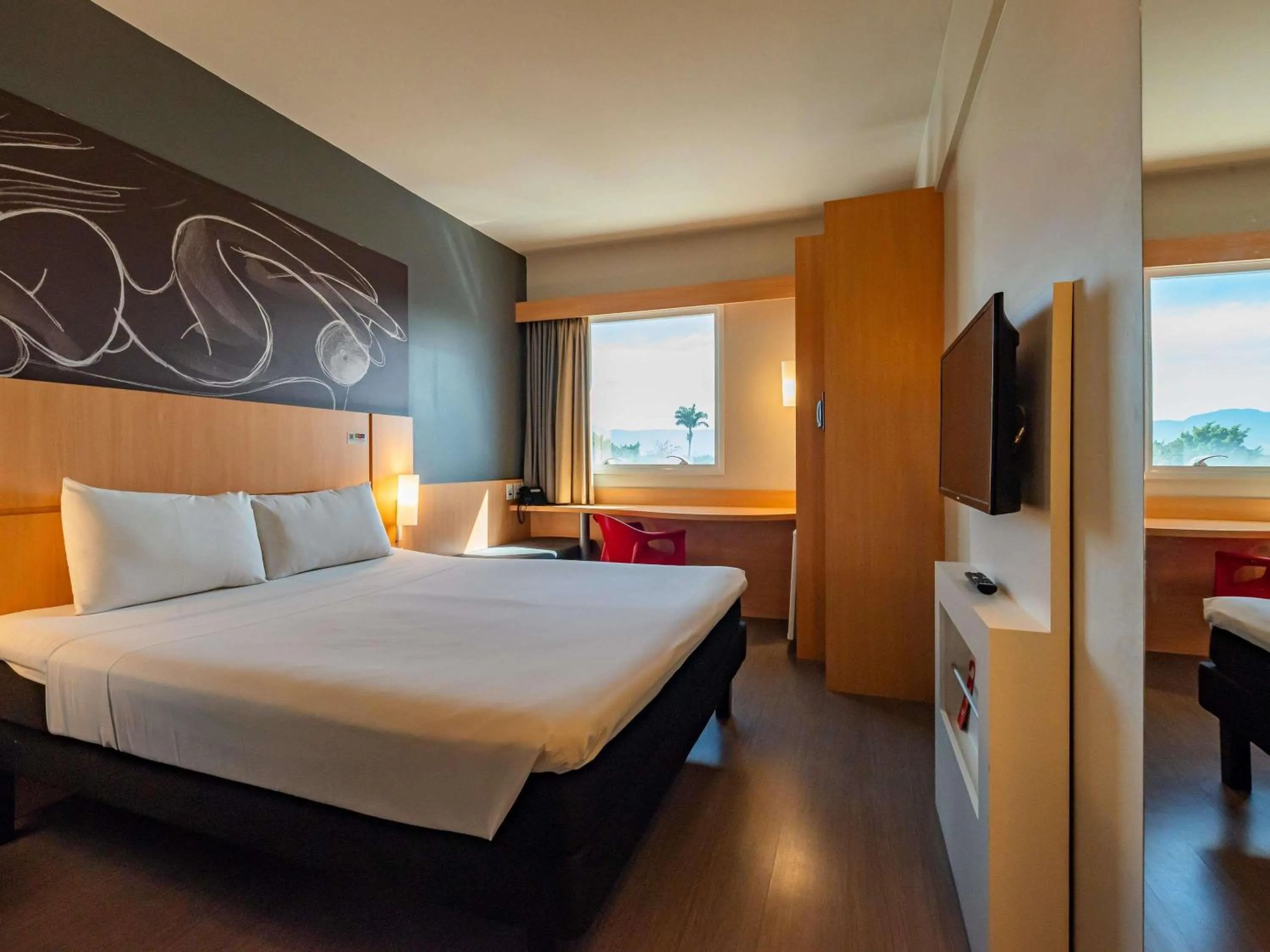 Bedroom, Bed in Ibis Guaratingueta Aparecida - Circuito da Fé