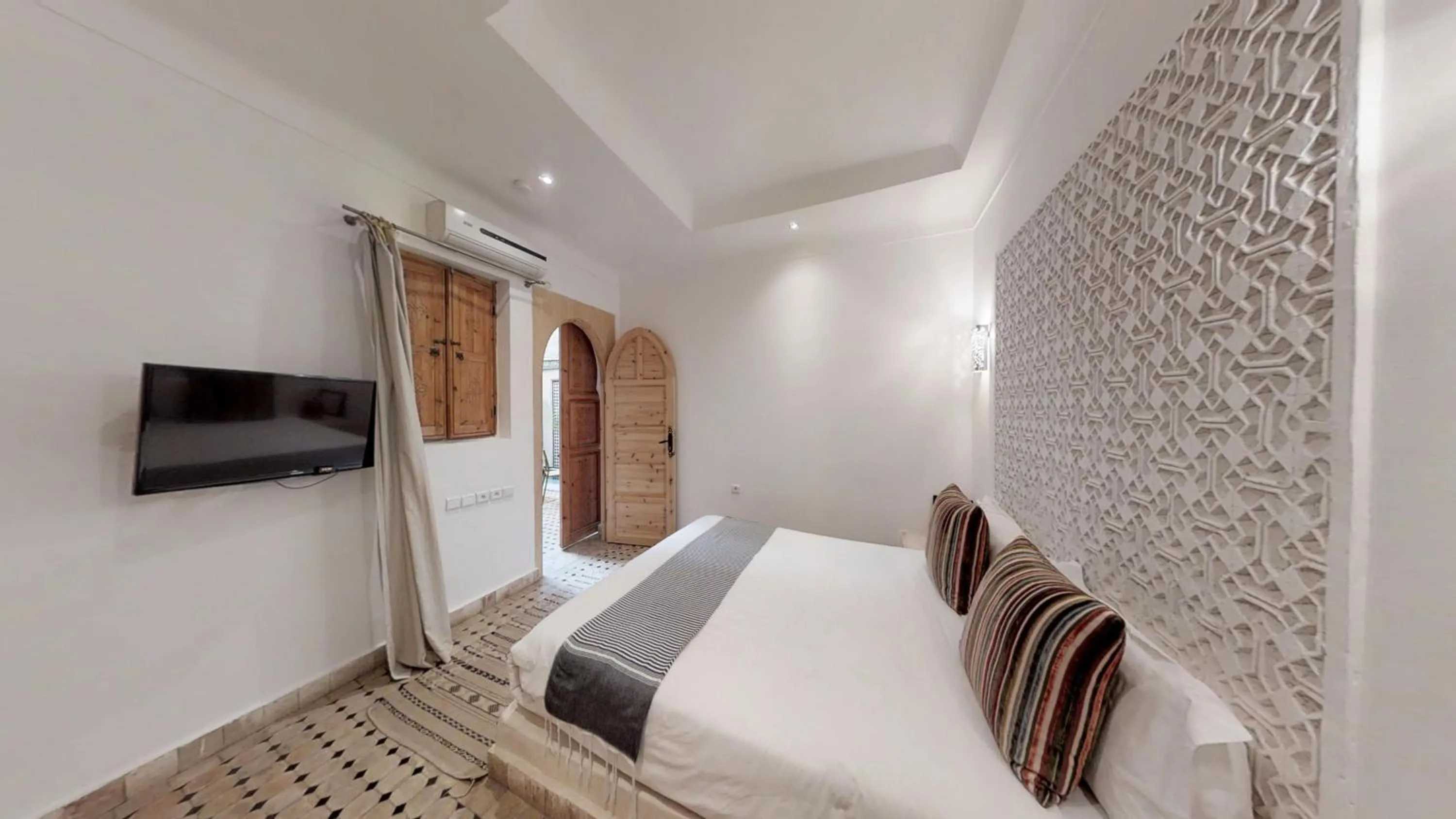 Communal lounge/ TV room, Bed in Riad Lamzia