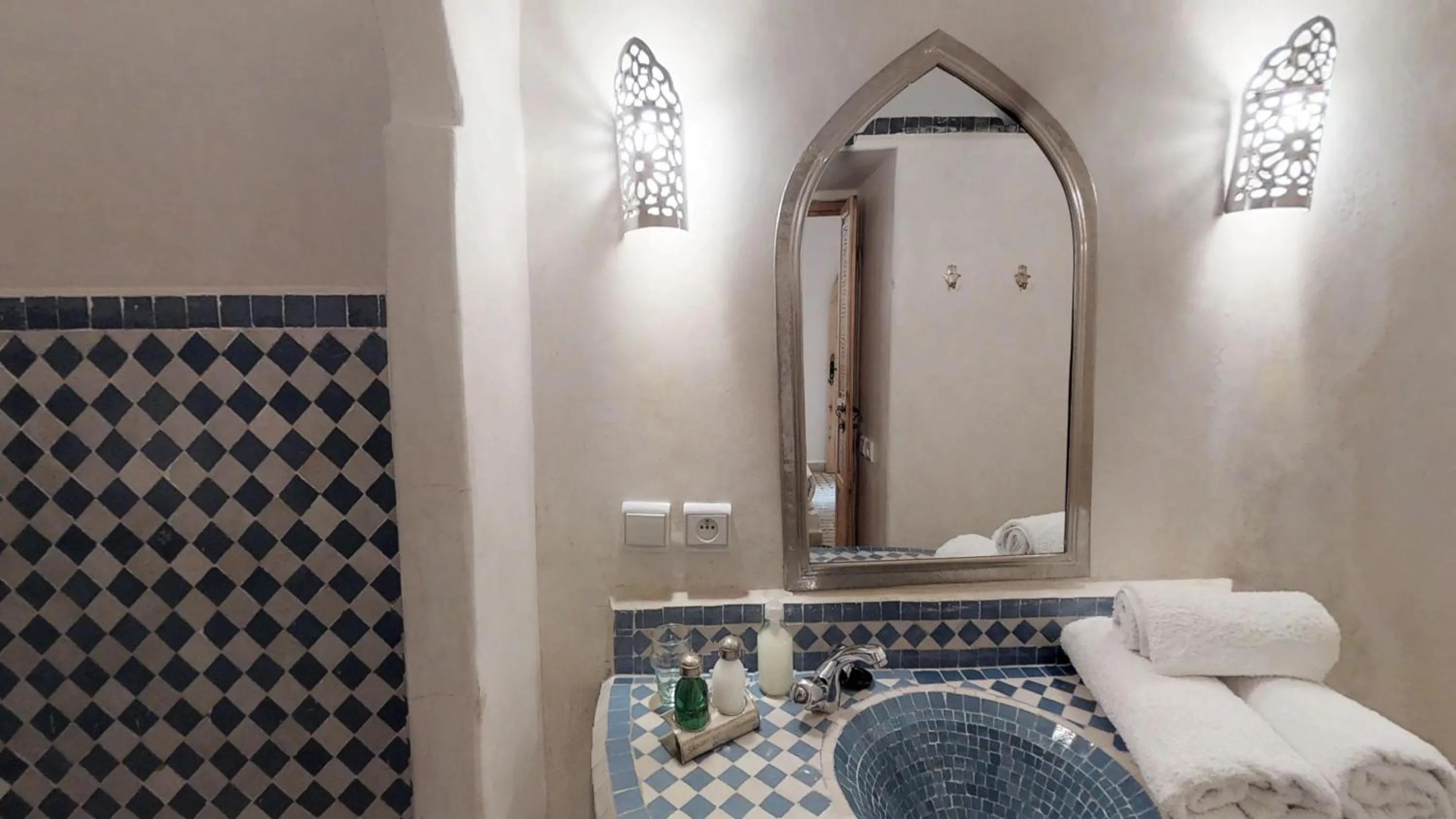 Bathroom, Bed in Riad Lamzia