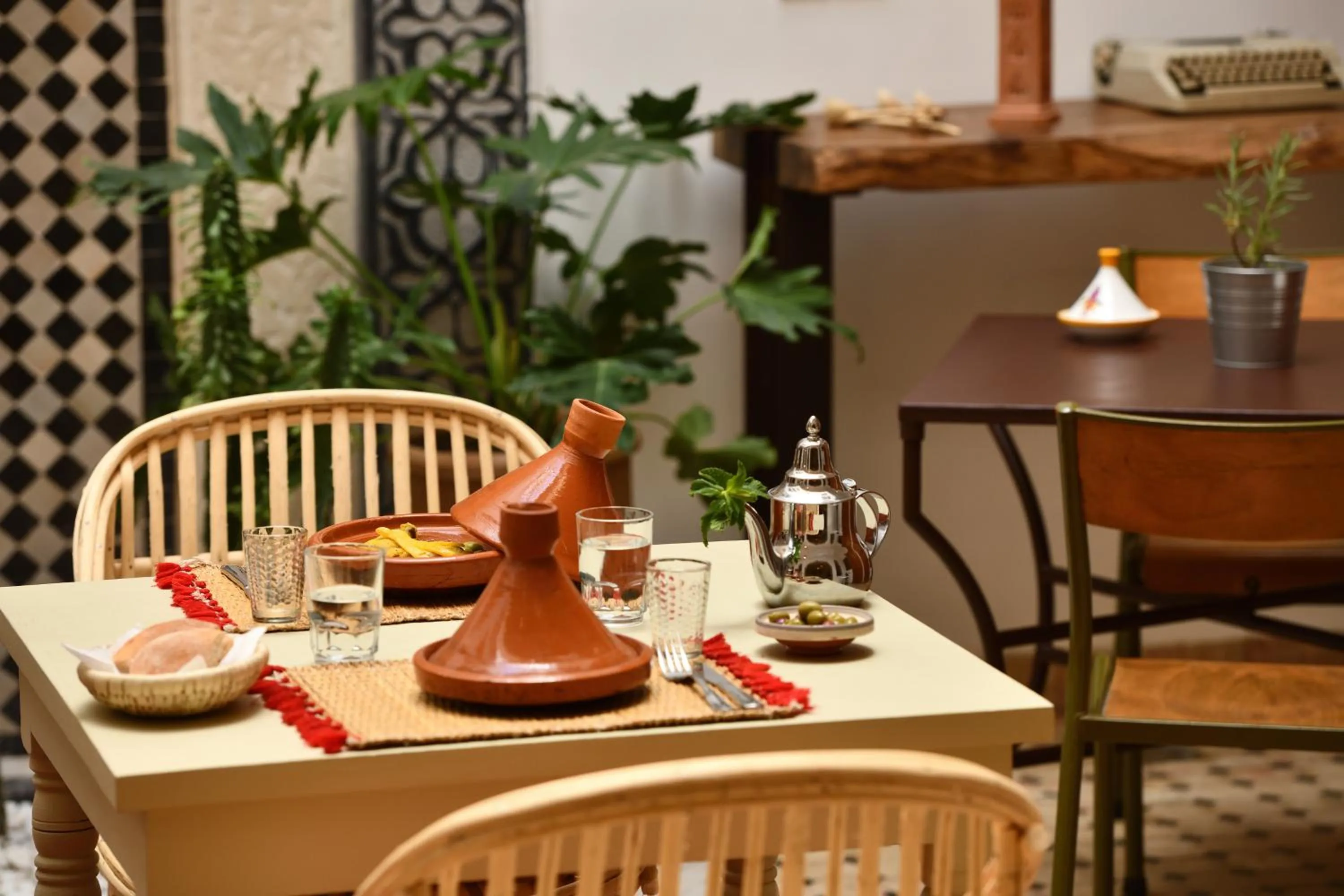 Restaurant/places to eat in Riad Lamzia