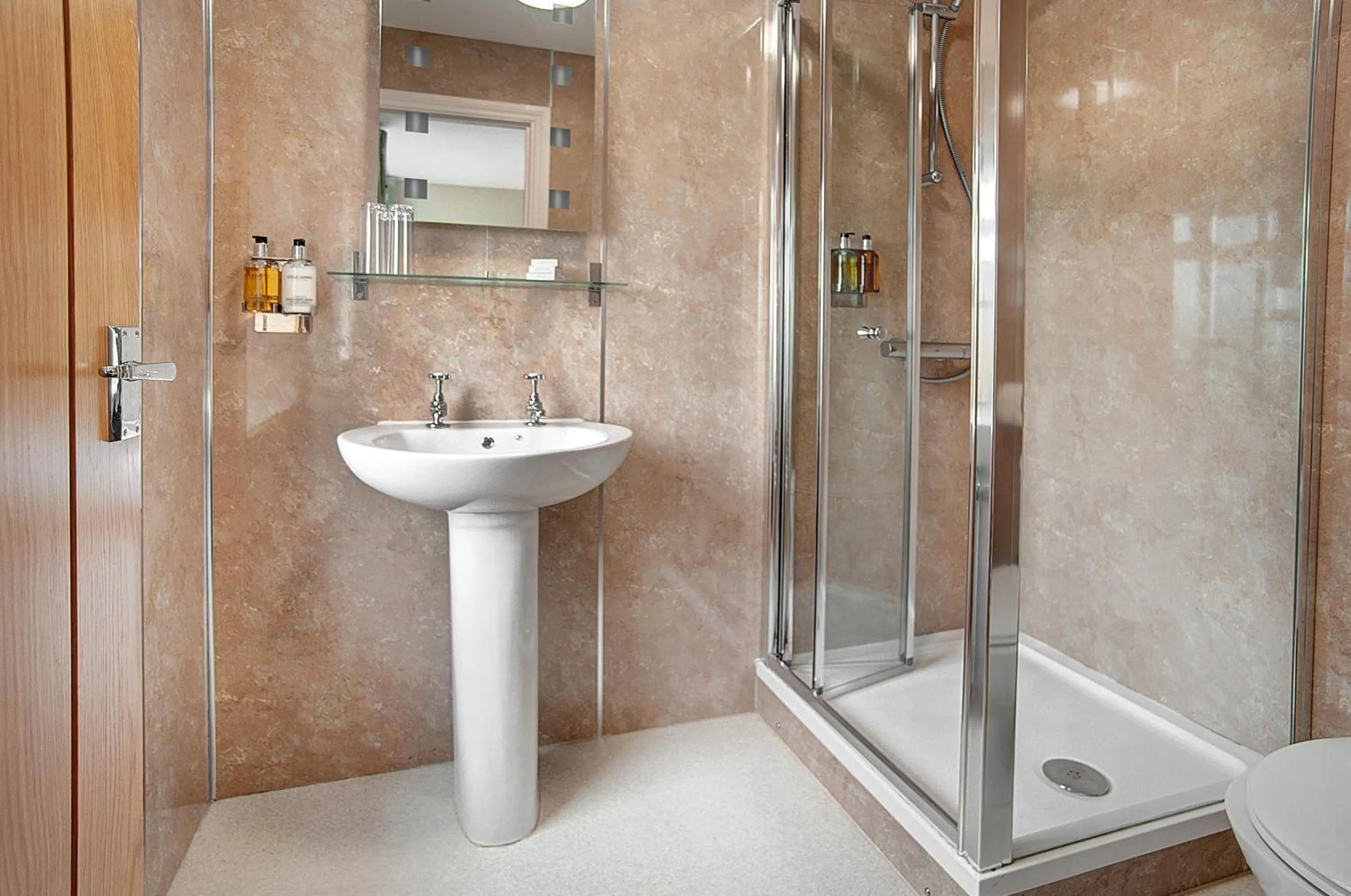 Shower in The Twice Brewed Inn