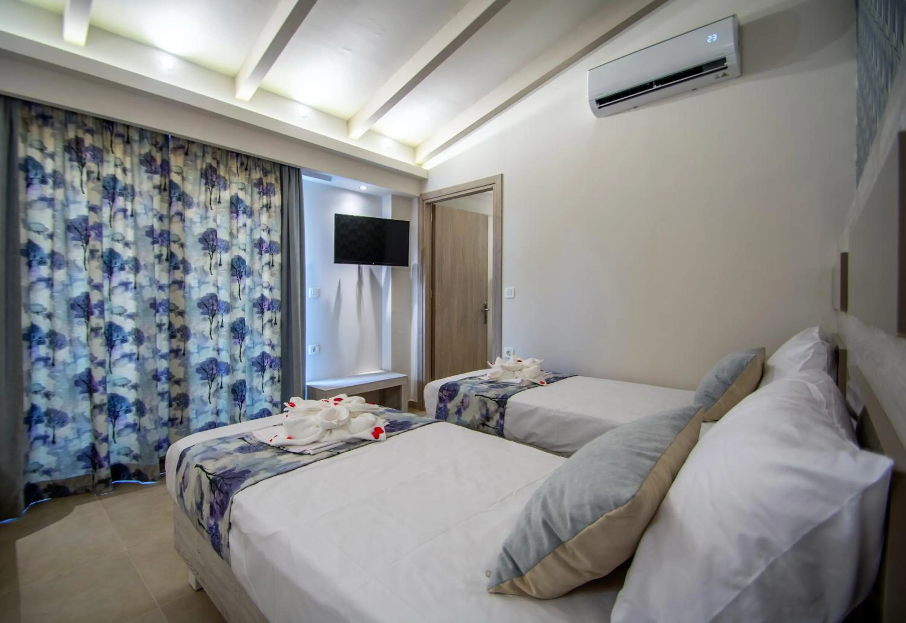 Bedroom, Bed in Paradise Apartments