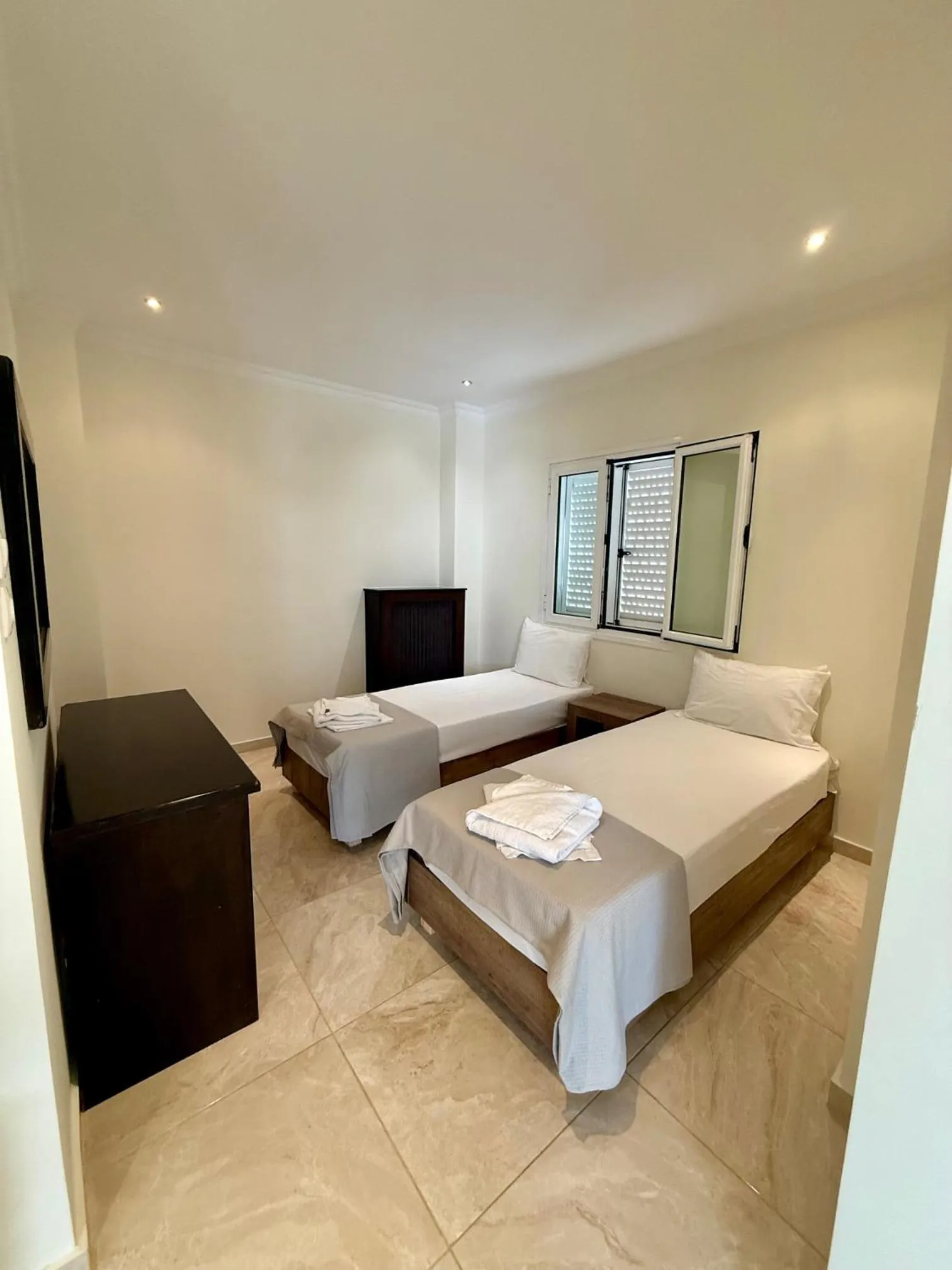 Bedroom, Bed in Paradise Apartments