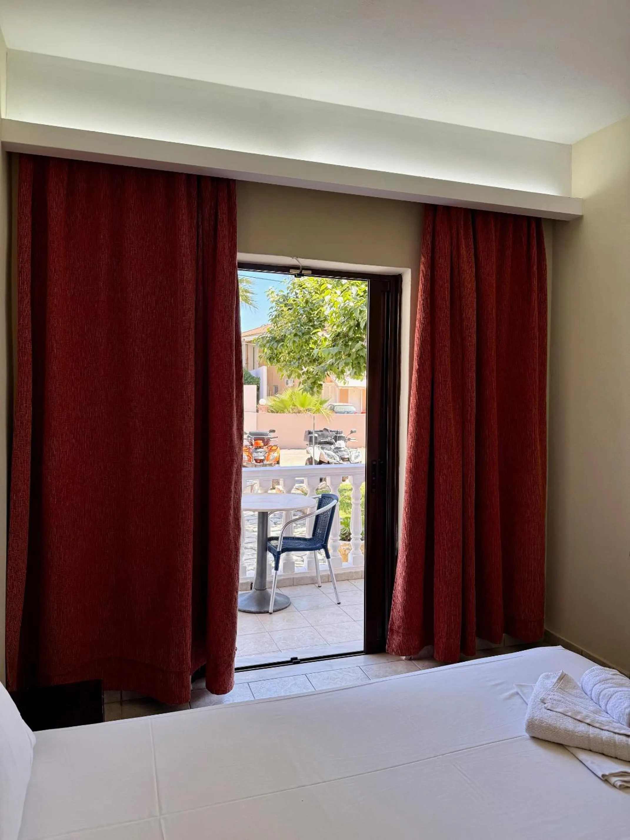 Property building, Bed in Paradise Apartments